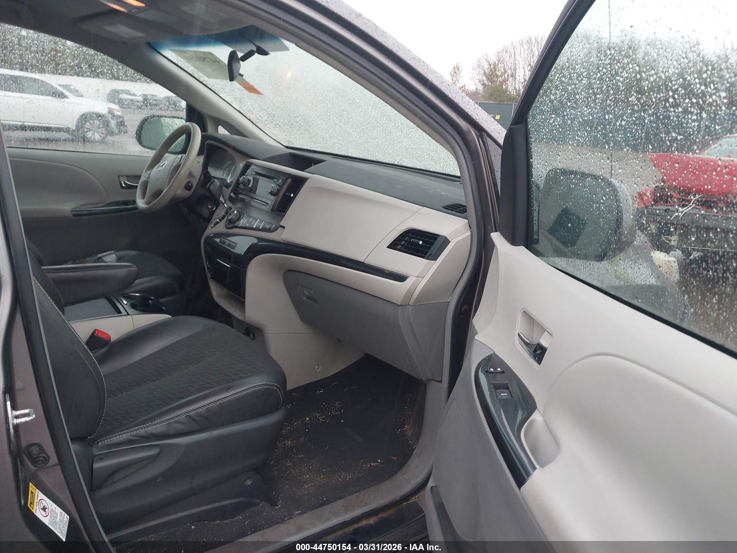 TOYOTA SIENNA image 5