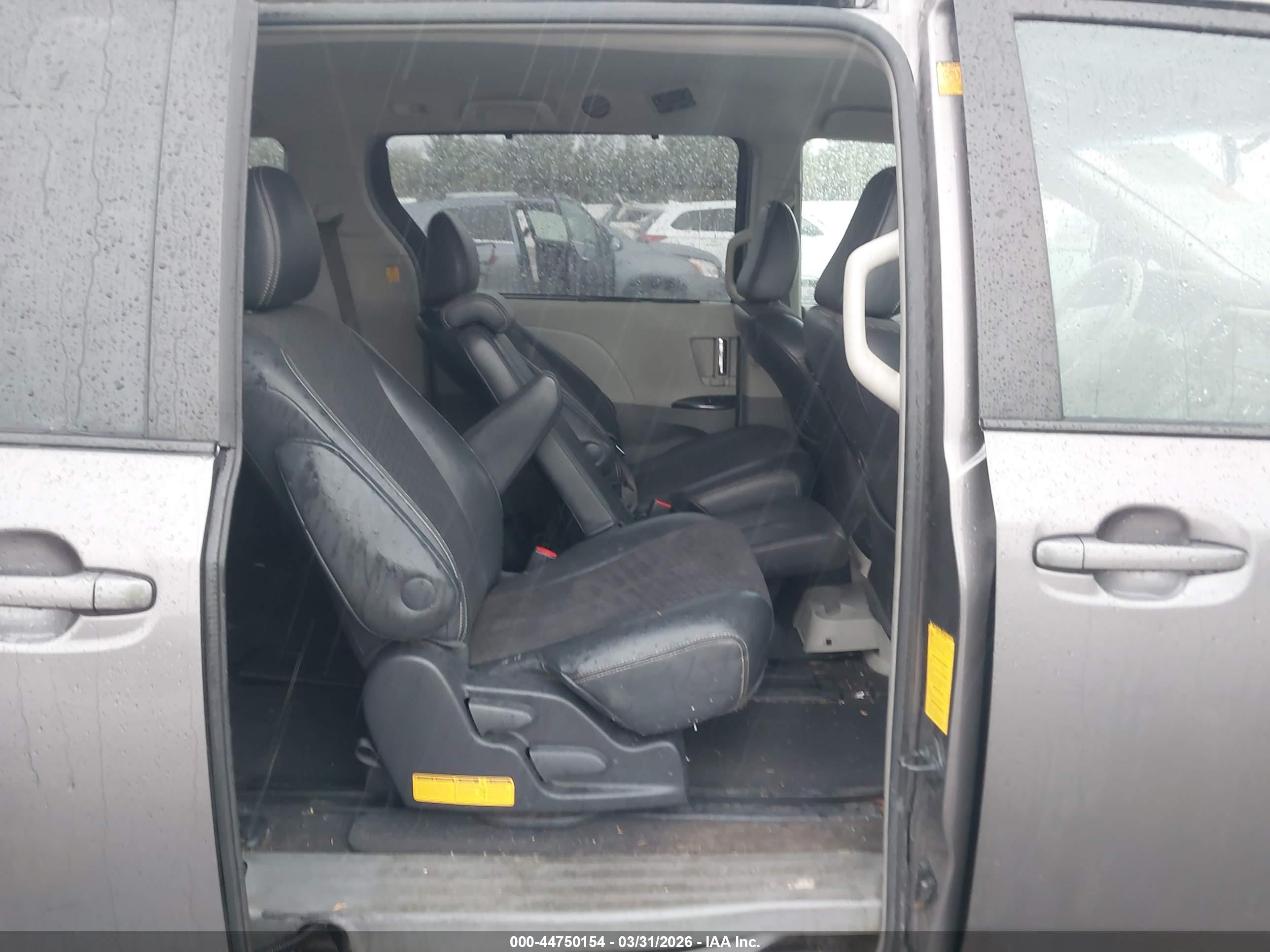 TOYOTA SIENNA image 8
