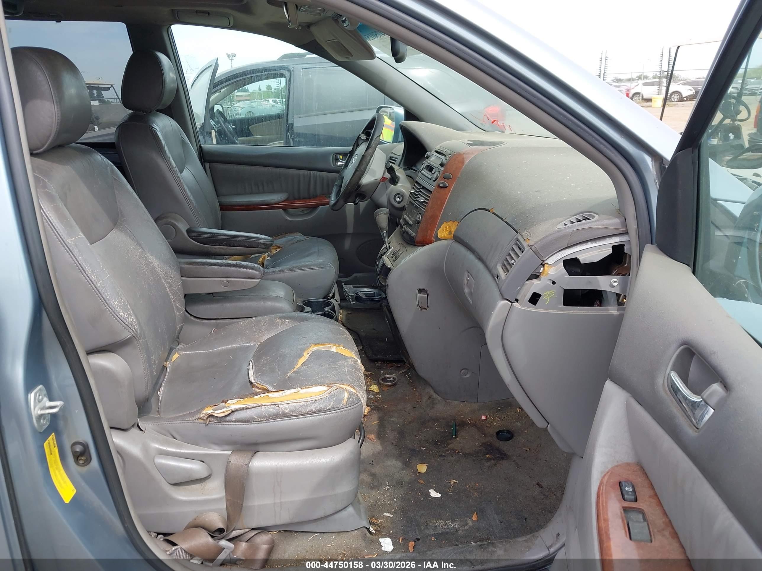 TOYOTA SIENNA image 5
