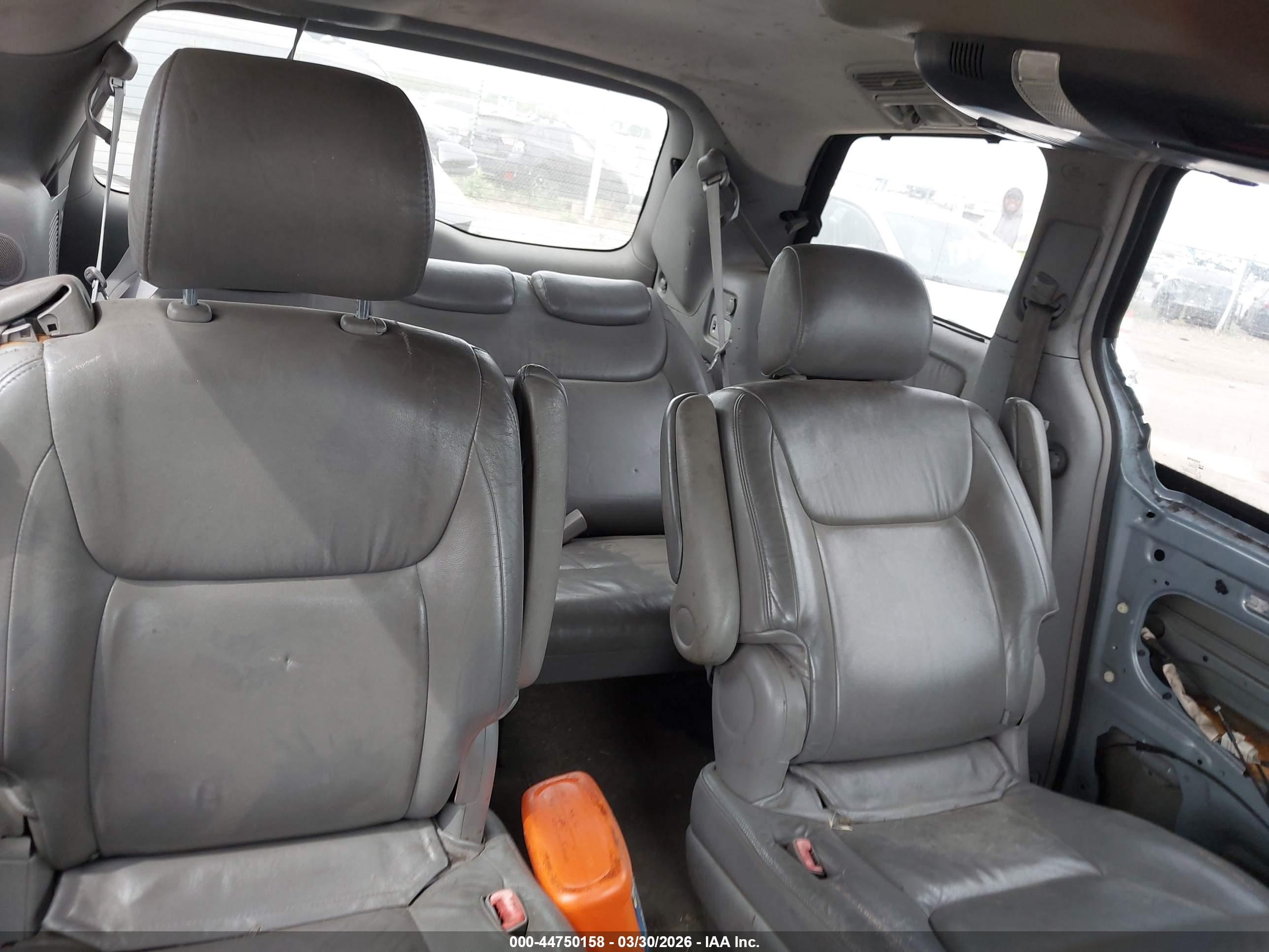 TOYOTA SIENNA image 8