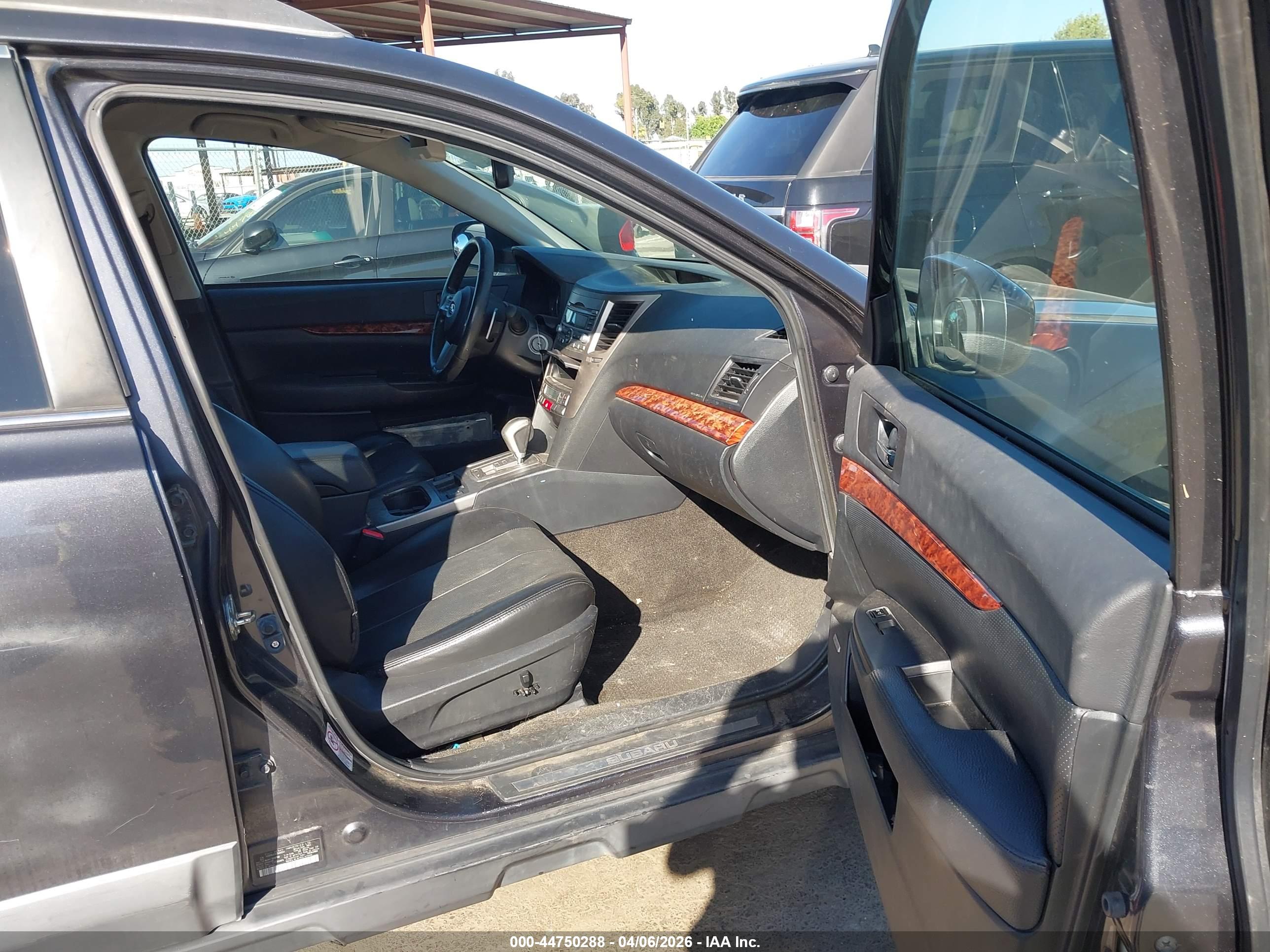 SUBARU OUTBACK image 5