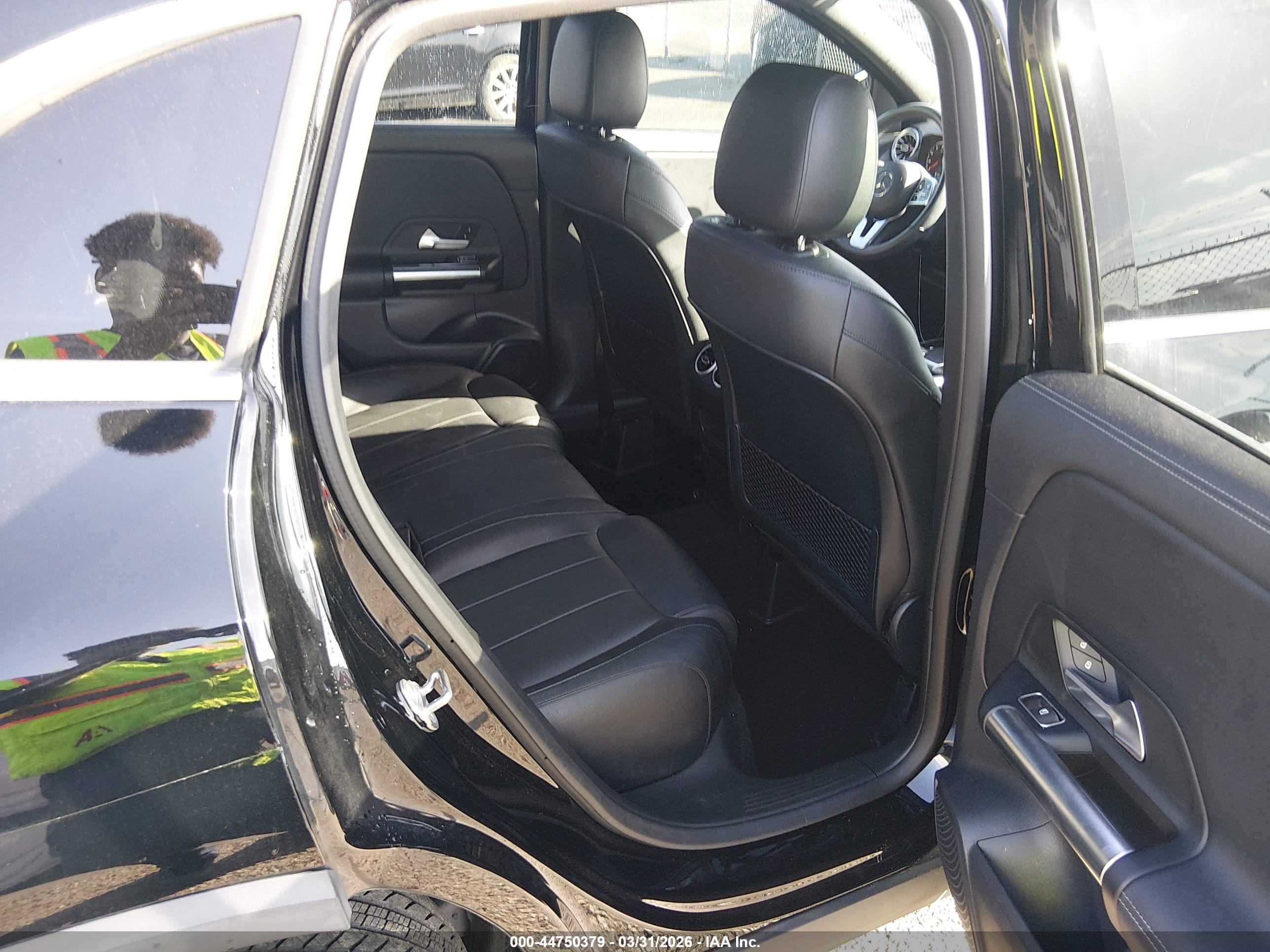 MERCEDES-BENZ GLA image 8