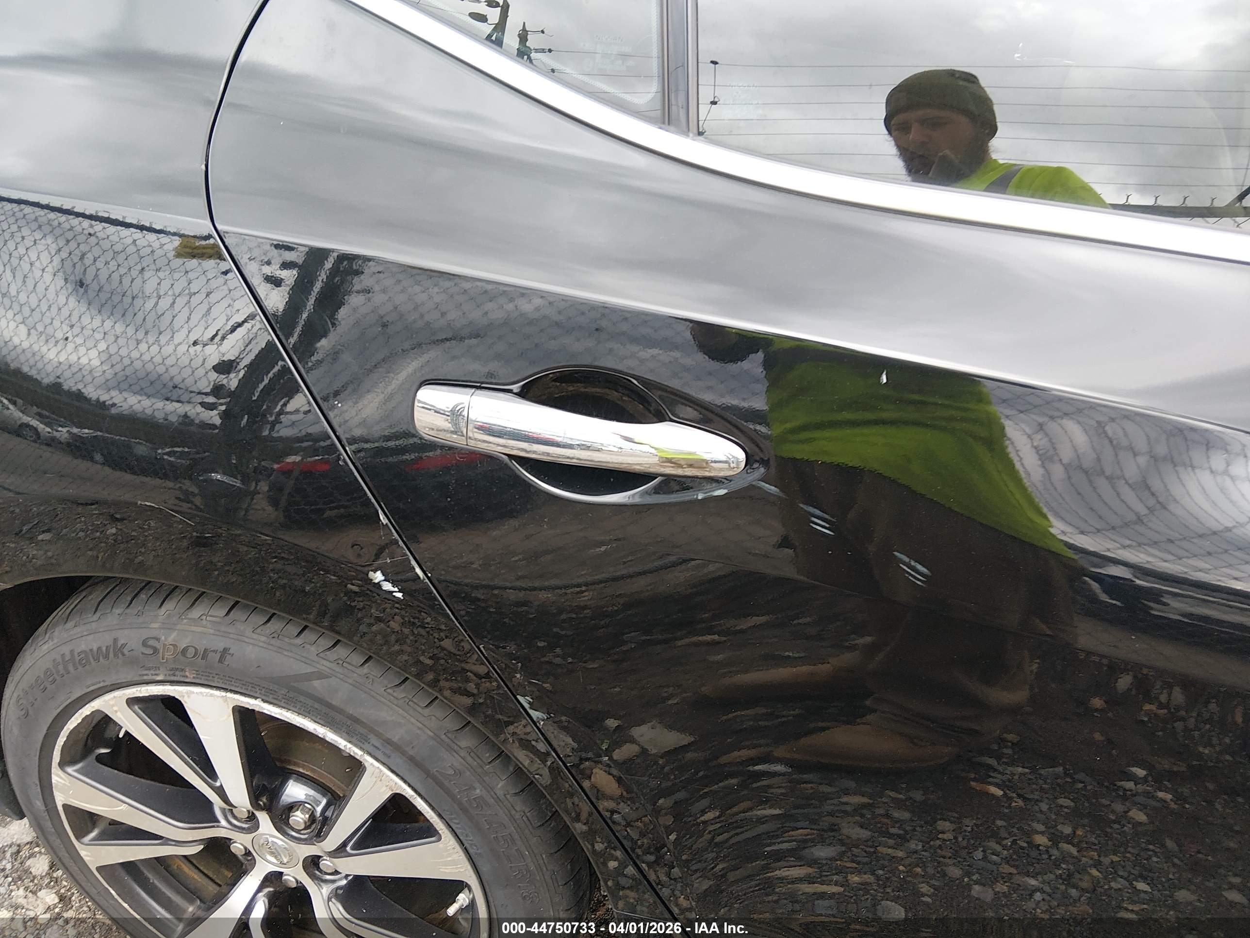 NISSAN MAXIMA image 6