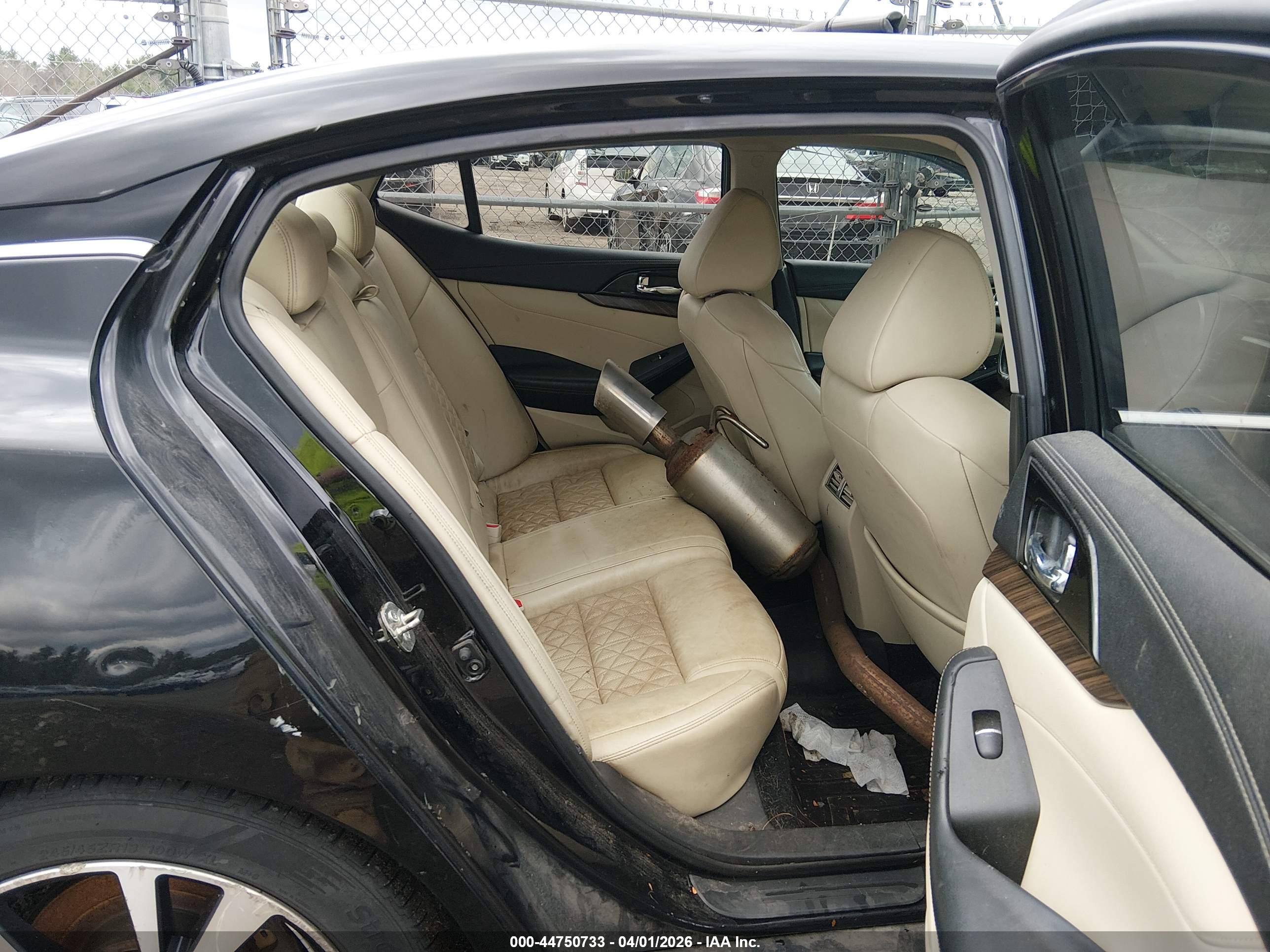 NISSAN MAXIMA image 8