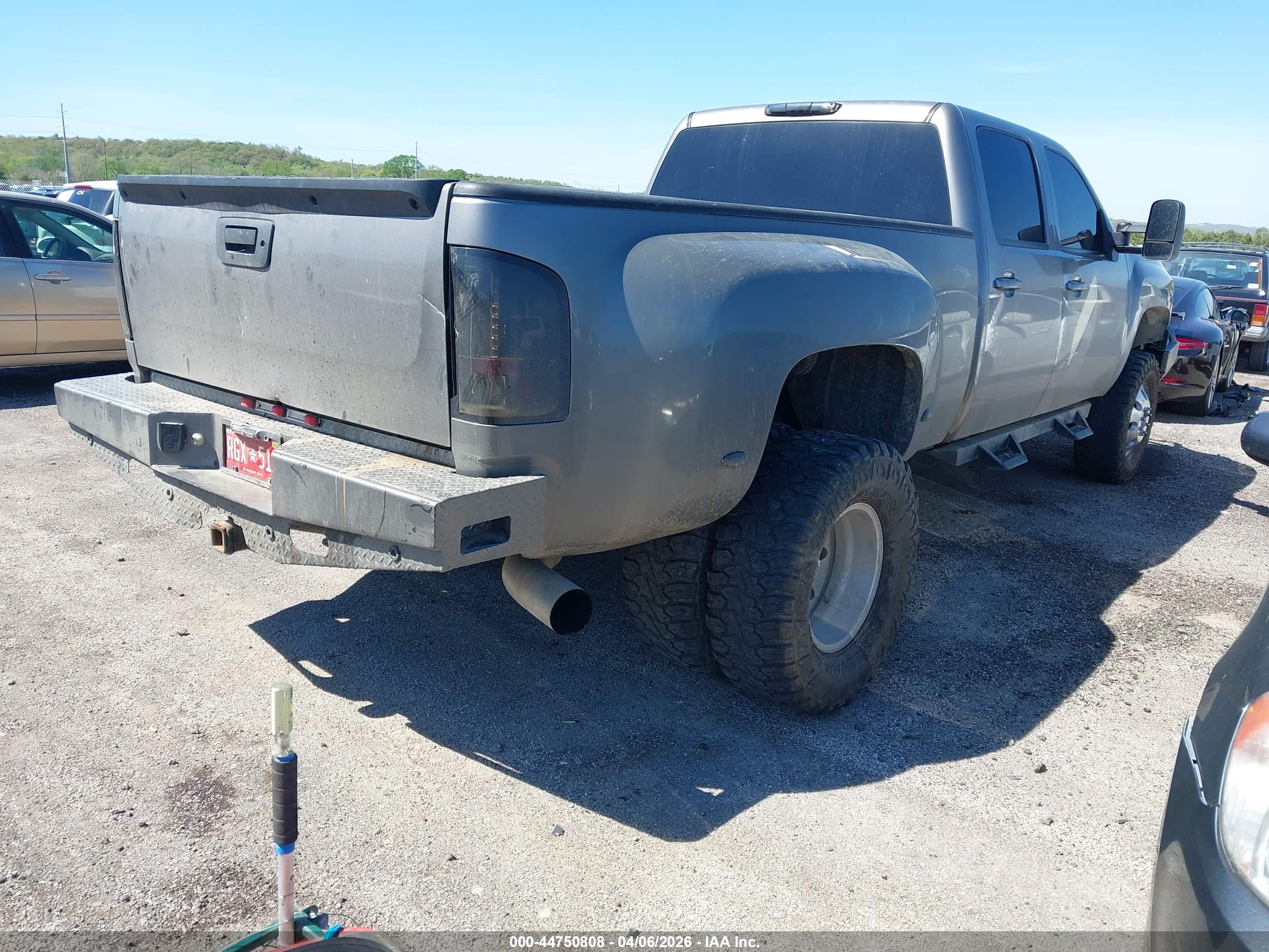 CHEVROLET SILVERADO image 4
