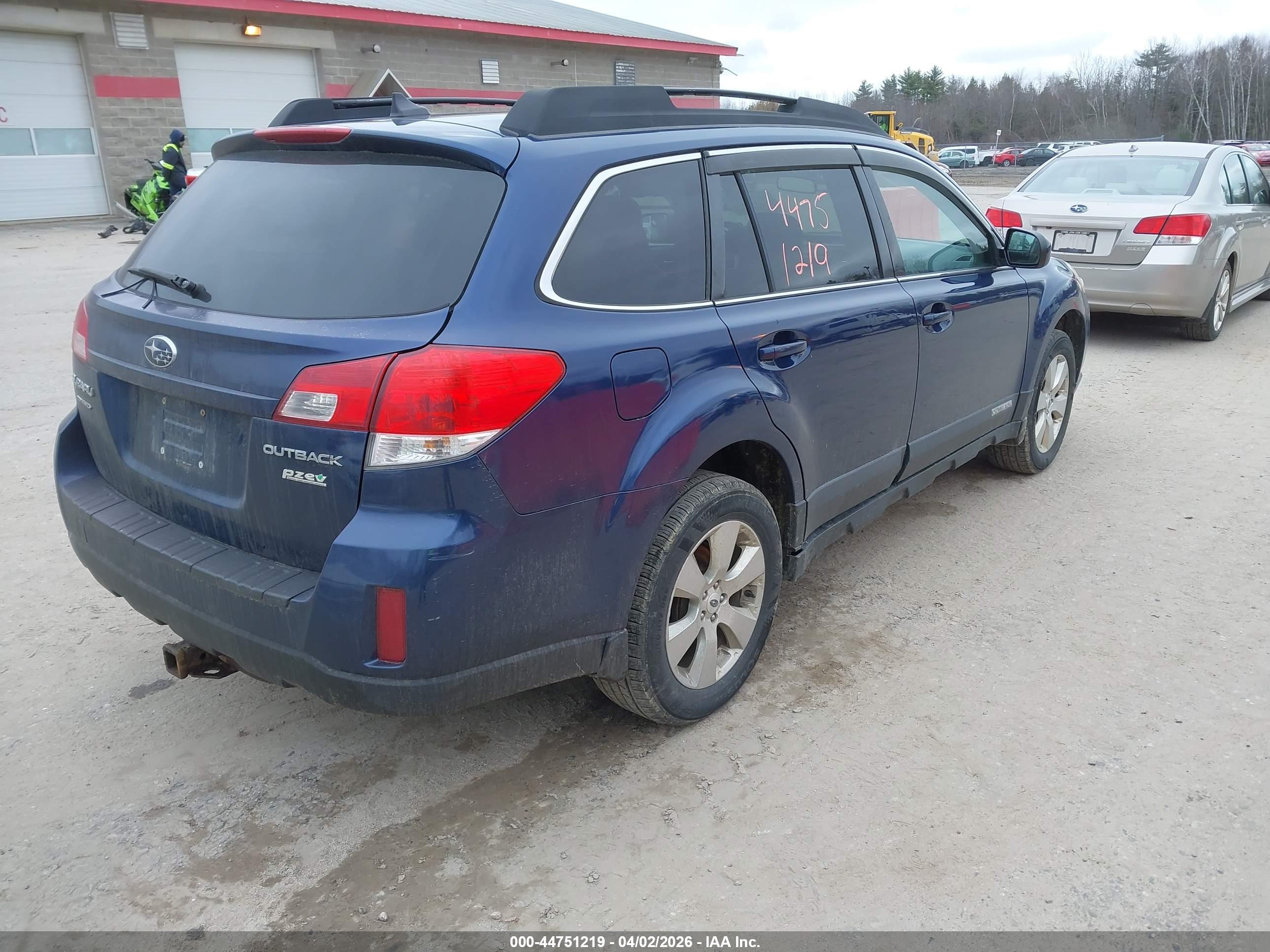 SUBARU OUTBACK image 4