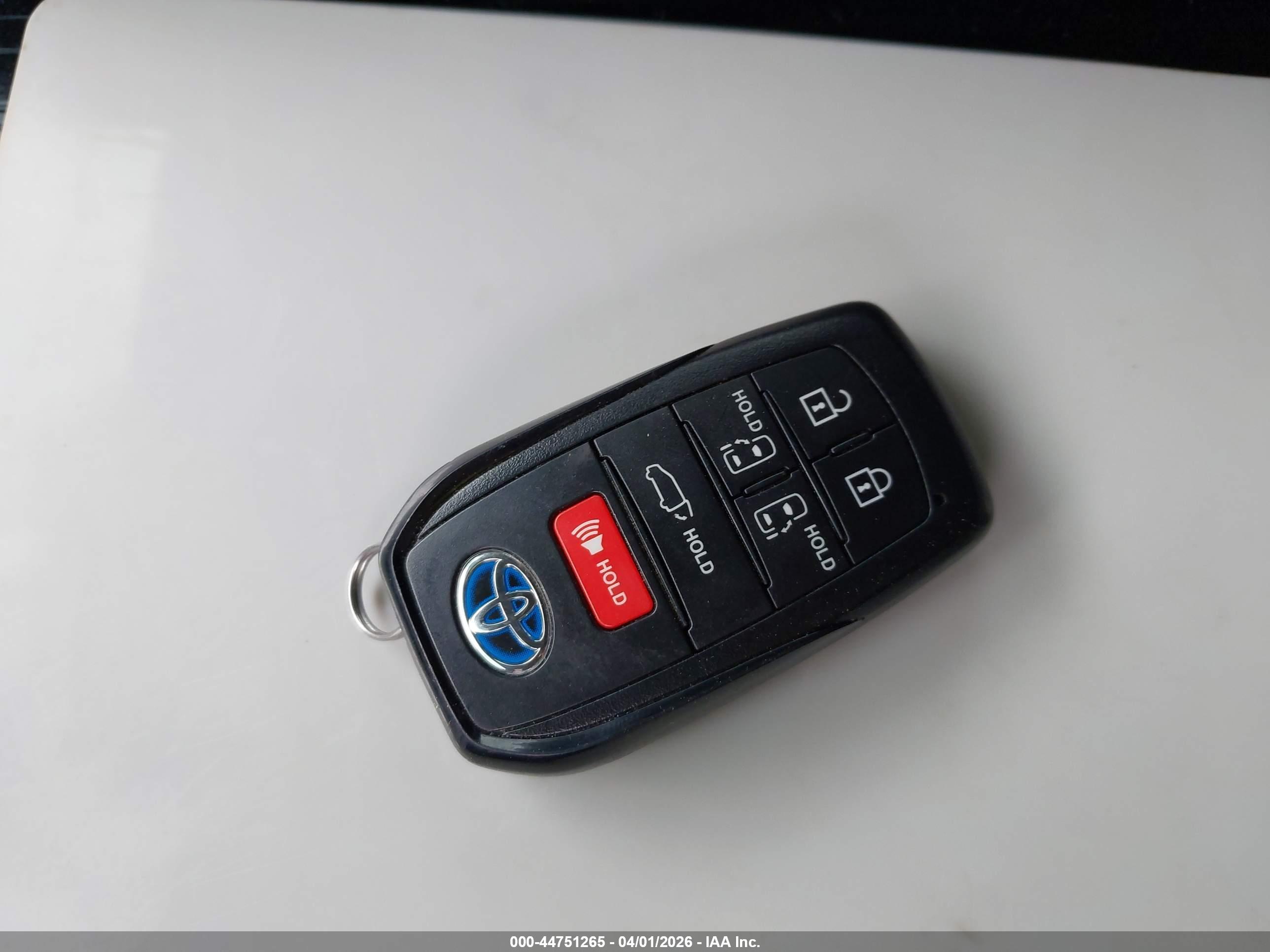 TOYOTA SIENNA image 11