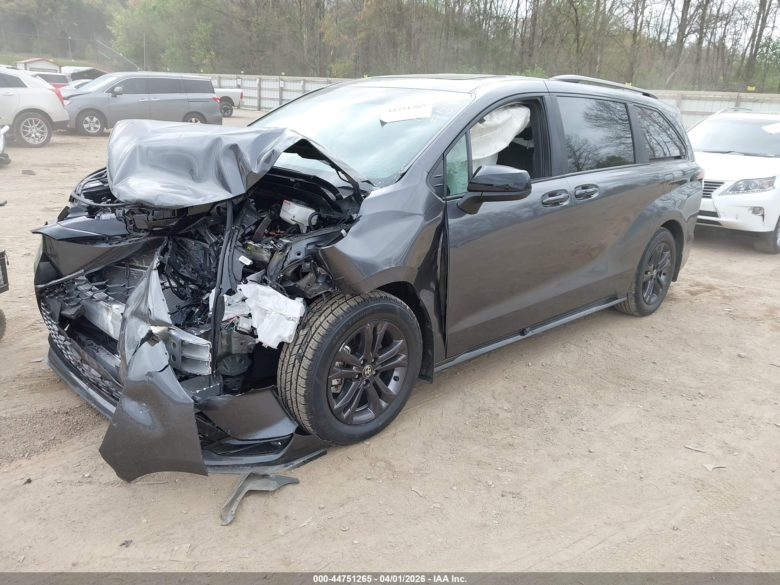 TOYOTA SIENNA image 2