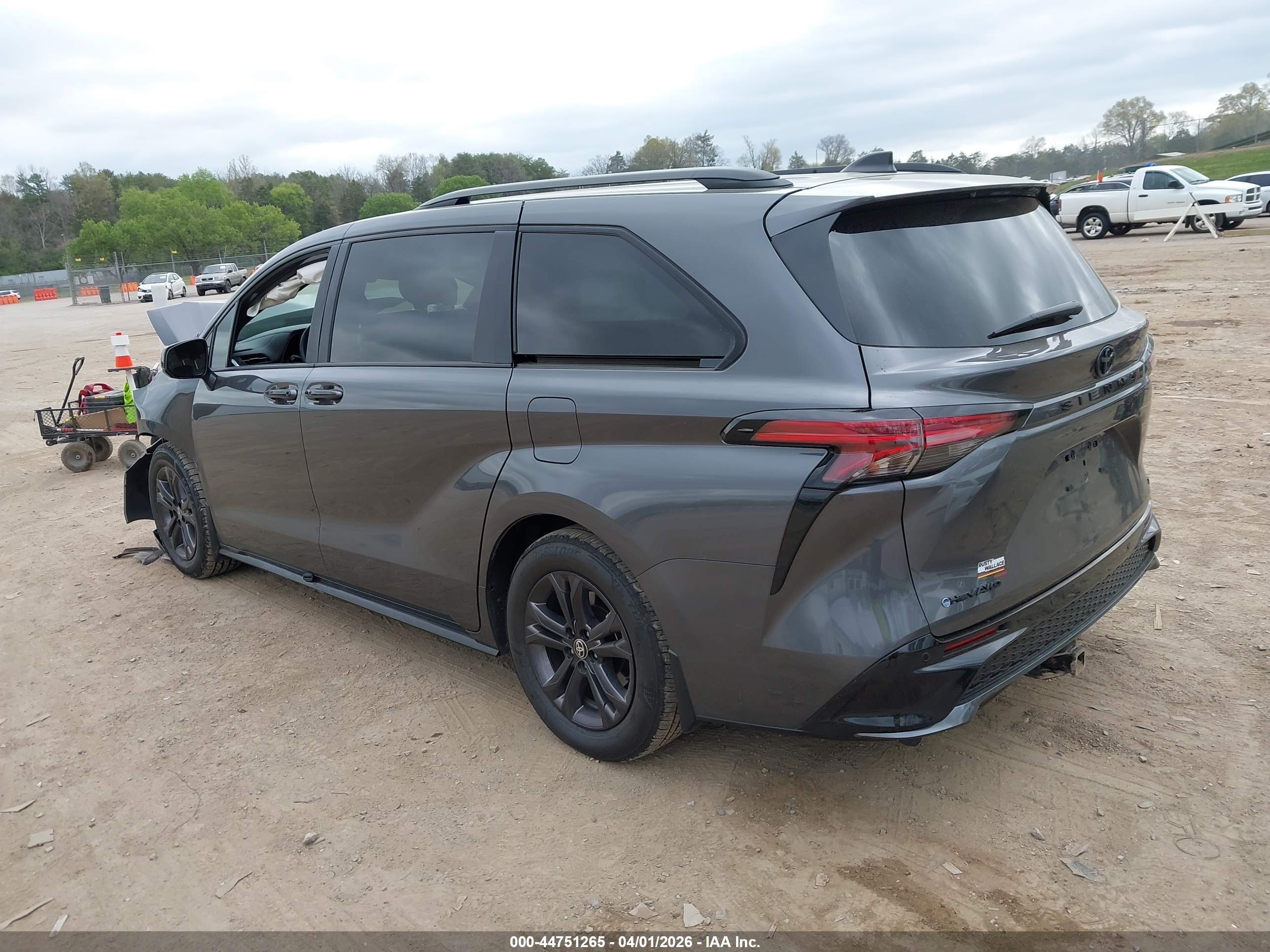 TOYOTA SIENNA image 3