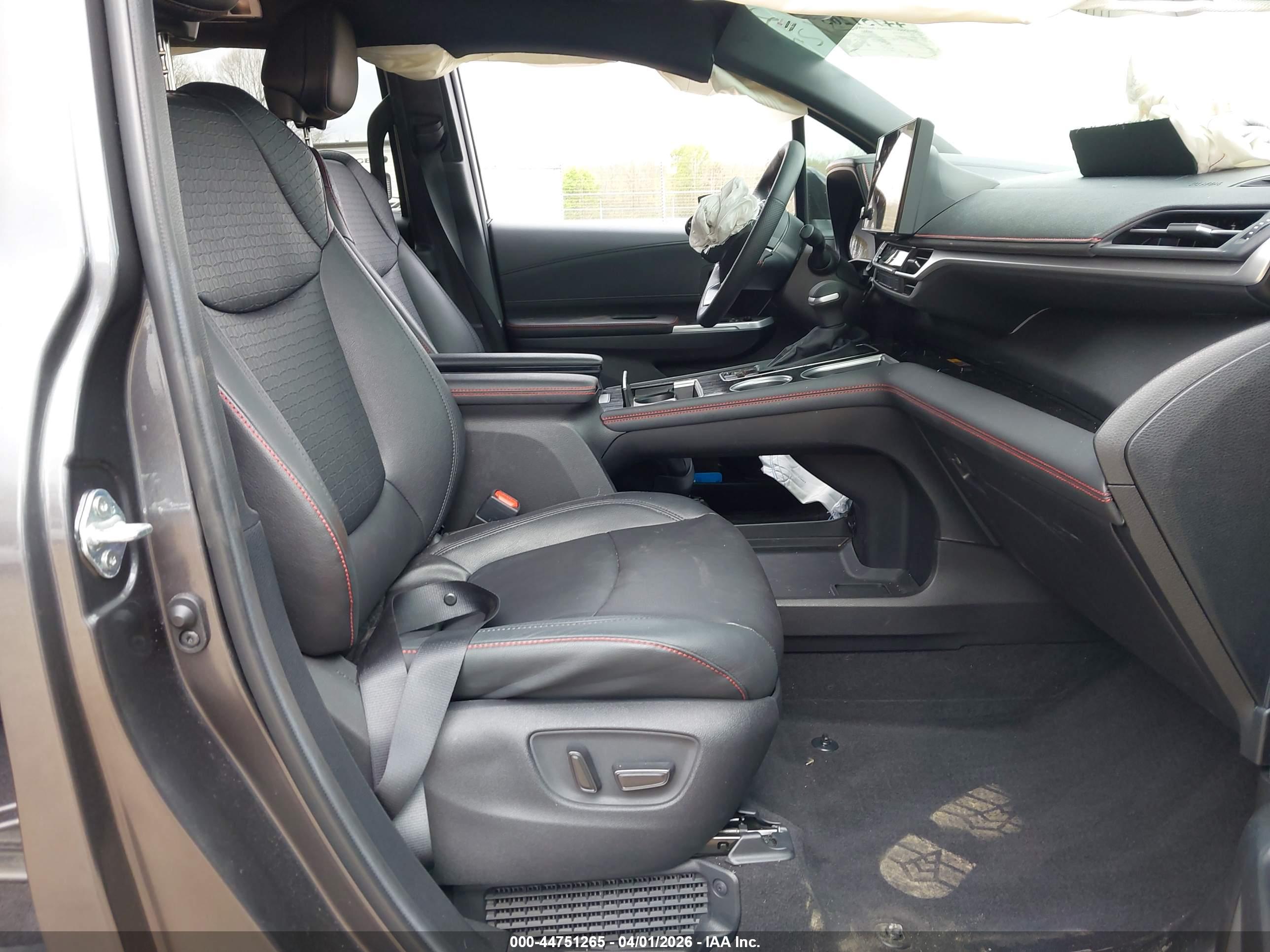 TOYOTA SIENNA image 5
