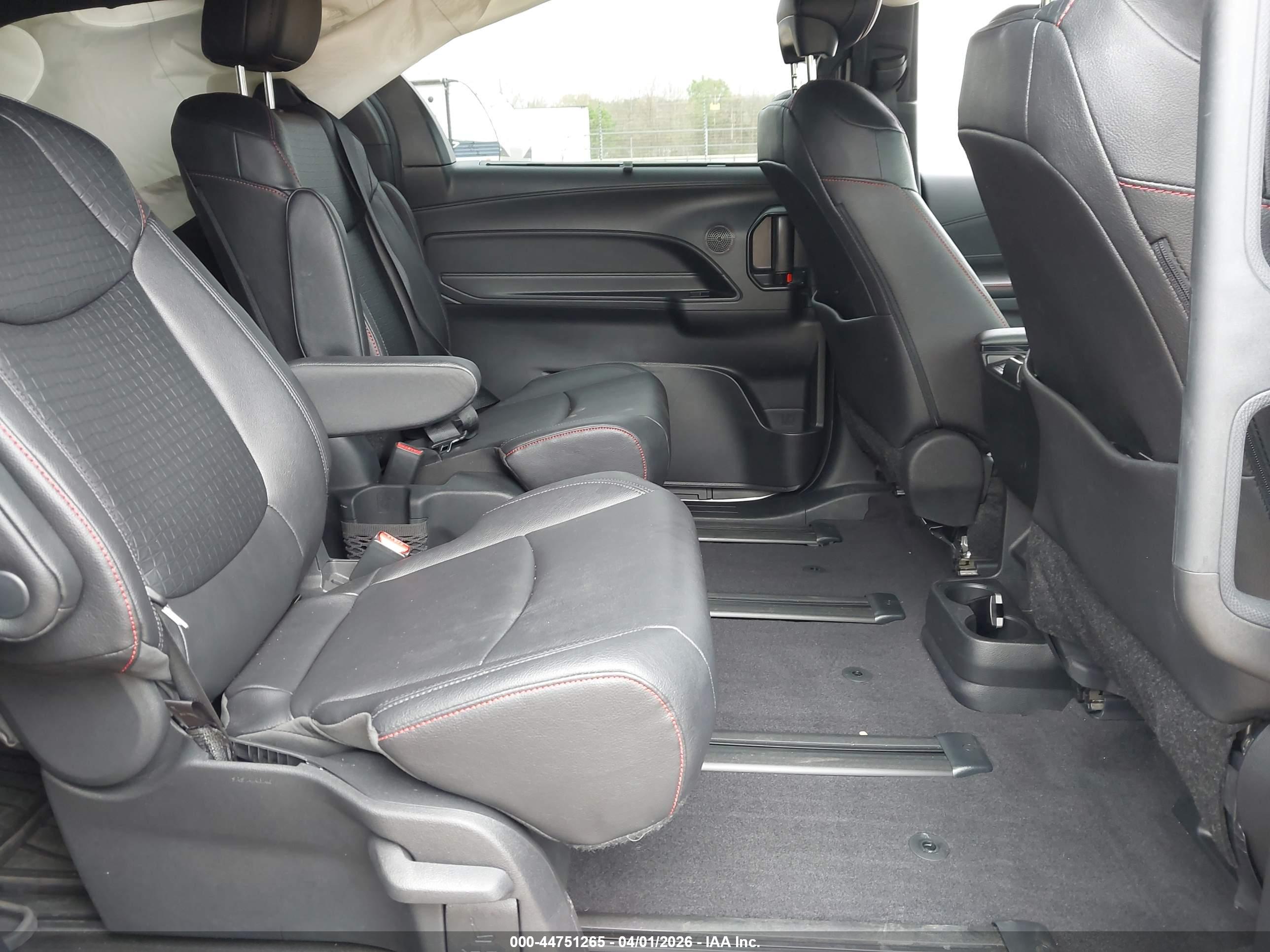 TOYOTA SIENNA image 8