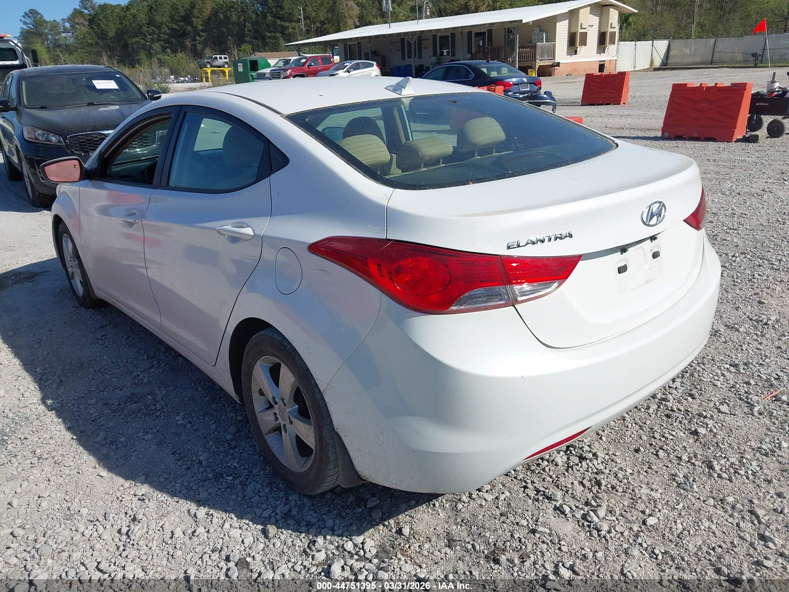 HYUNDAI ELANTRA image 3