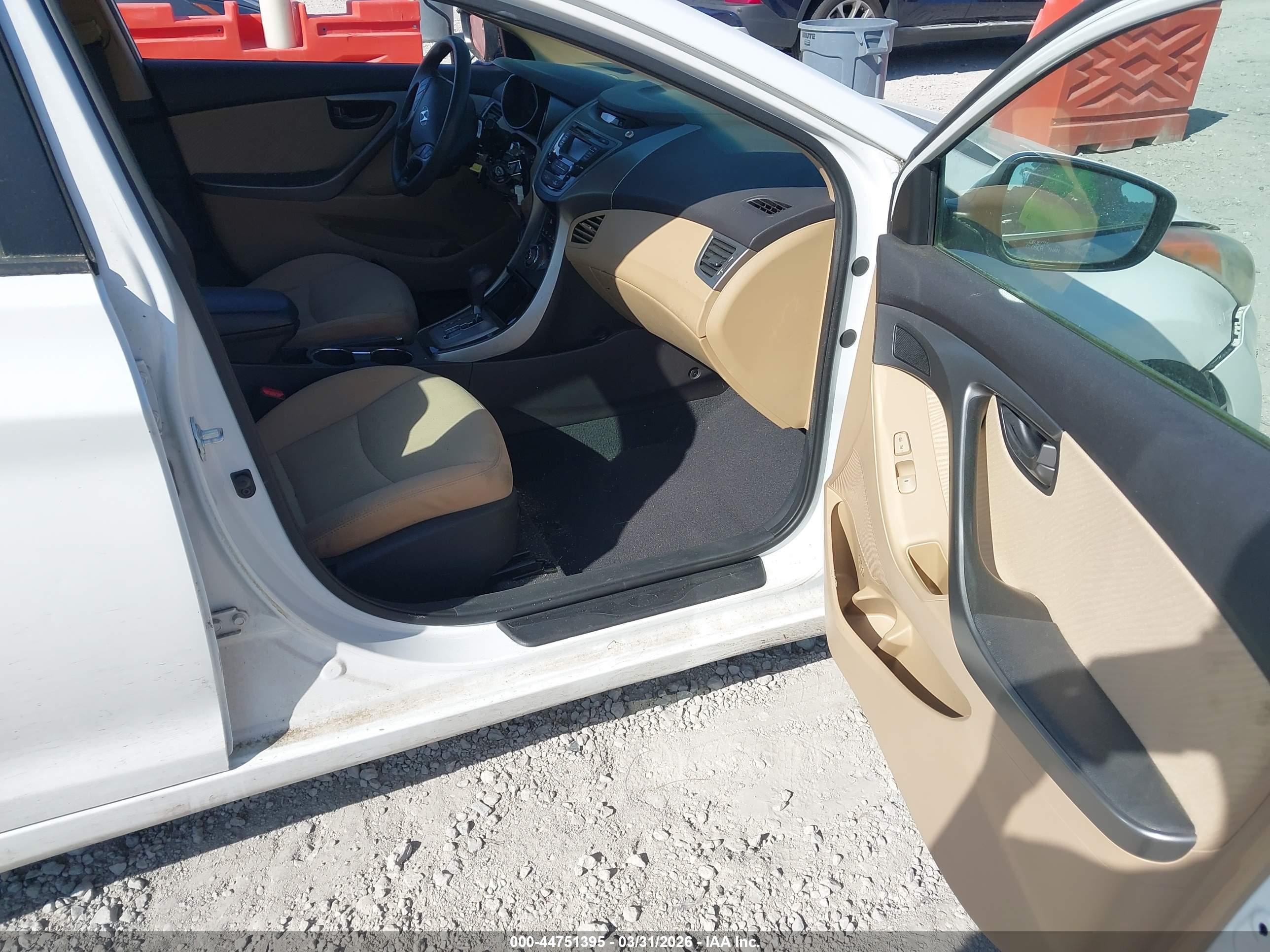 HYUNDAI ELANTRA image 5
