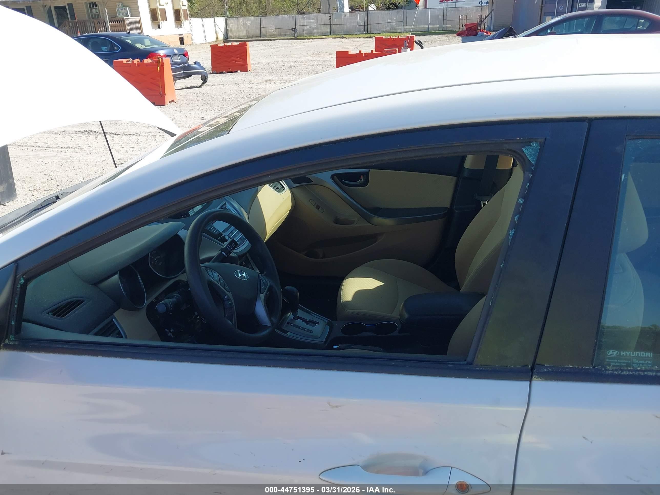 HYUNDAI ELANTRA image 6
