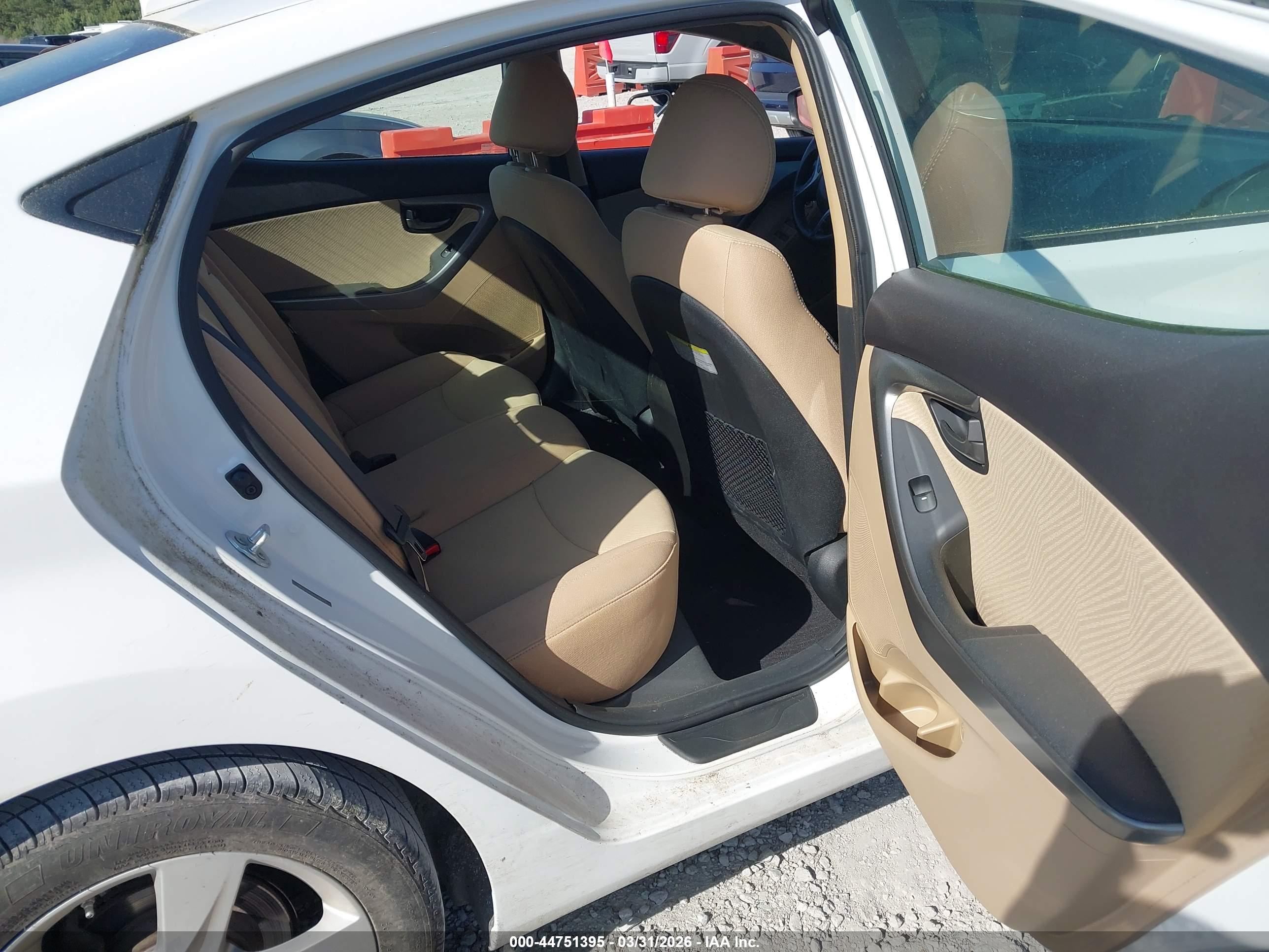 HYUNDAI ELANTRA image 8