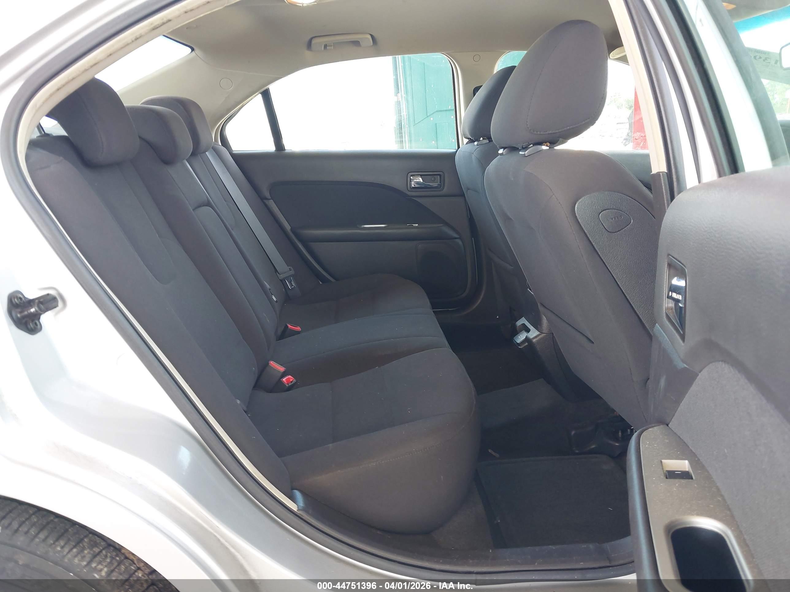 FORD FUSION image 8