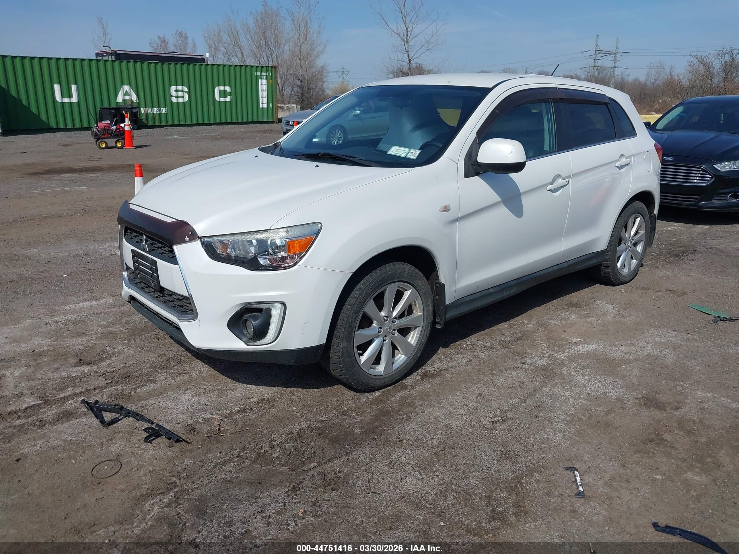 MITSUBISHI OUTLANDER image 2