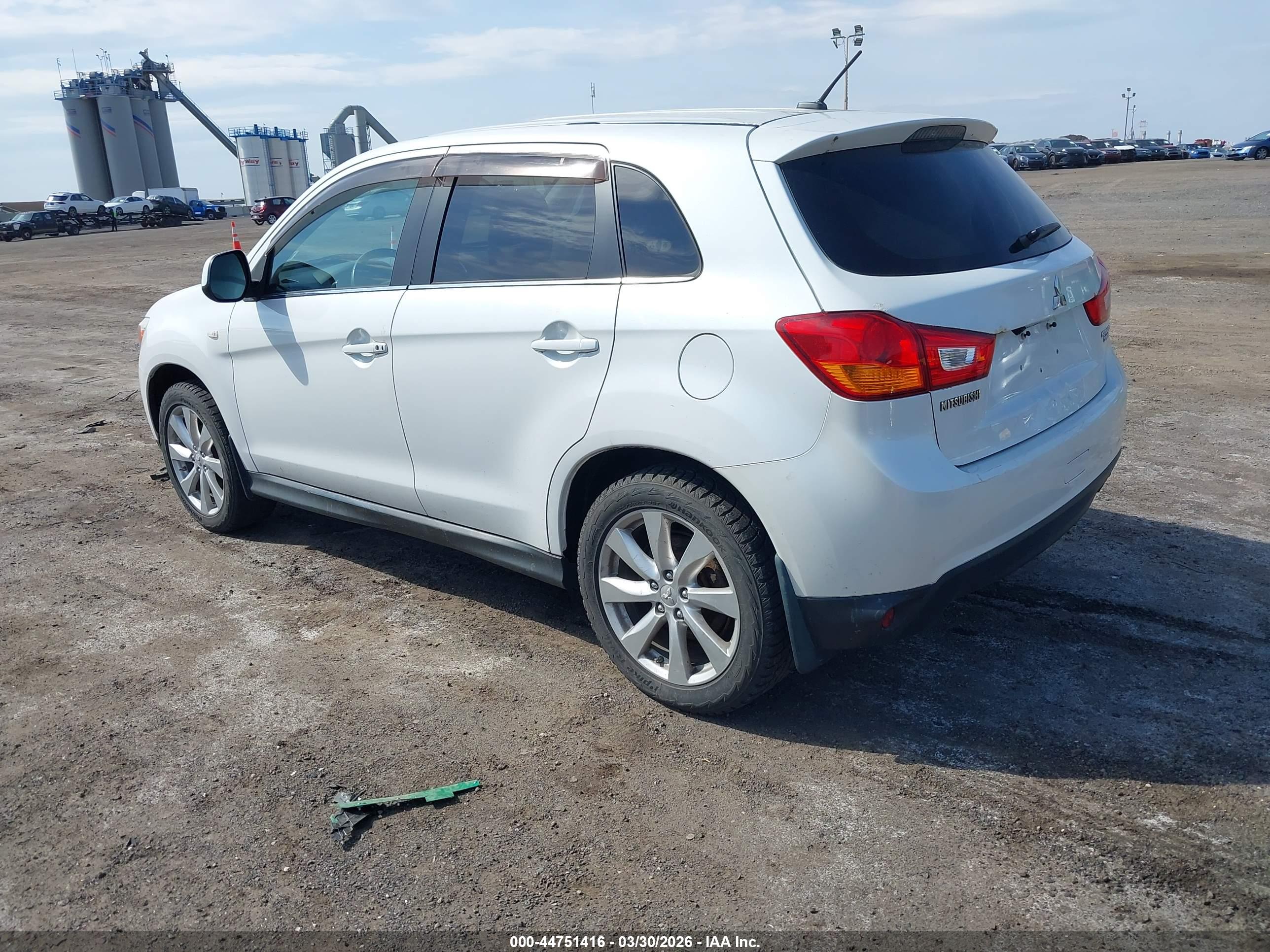 MITSUBISHI OUTLANDER image 3