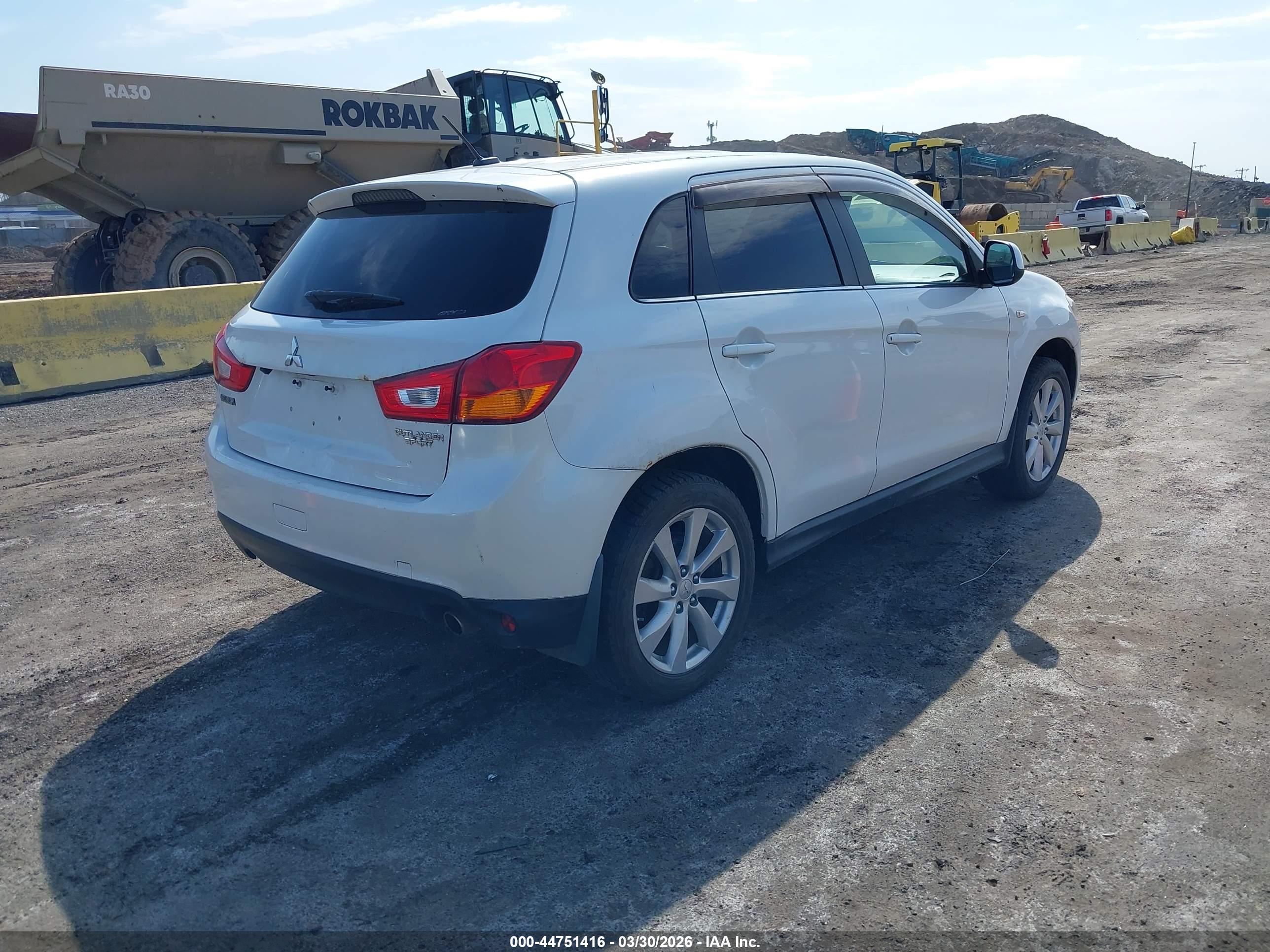 MITSUBISHI OUTLANDER image 4