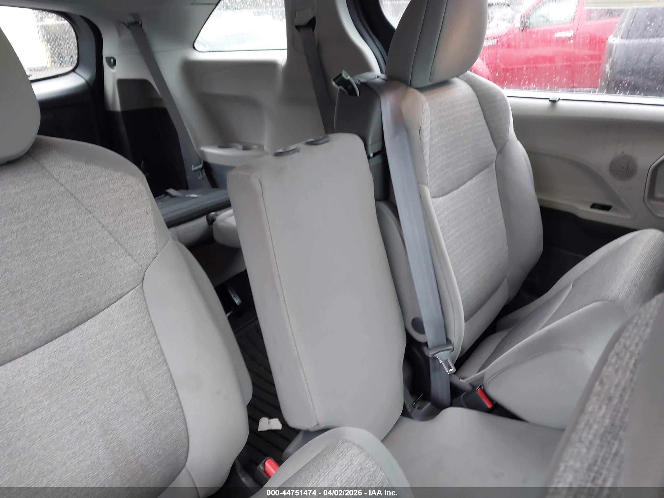 TOYOTA SIENNA image 8