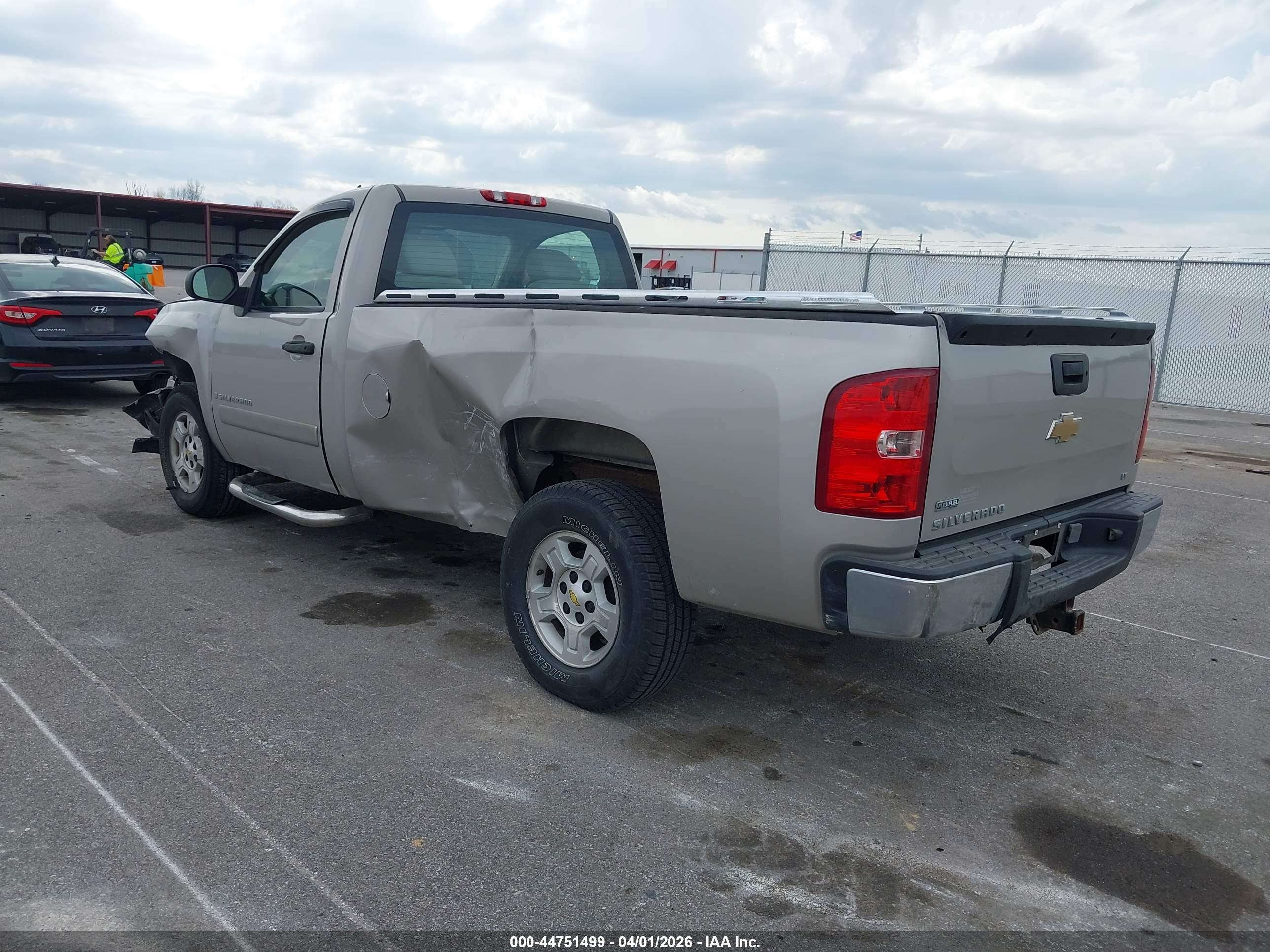 CHEVROLET SILVERADO image 3