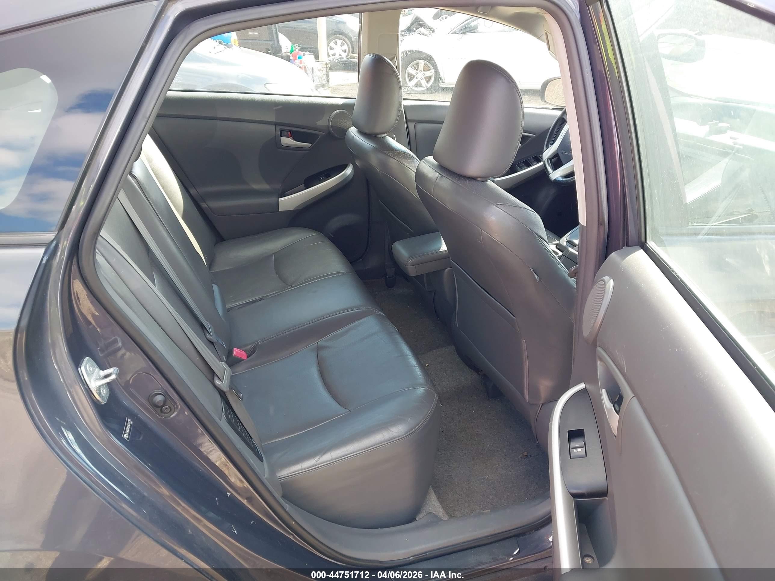 TOYOTA PRIUS image 8