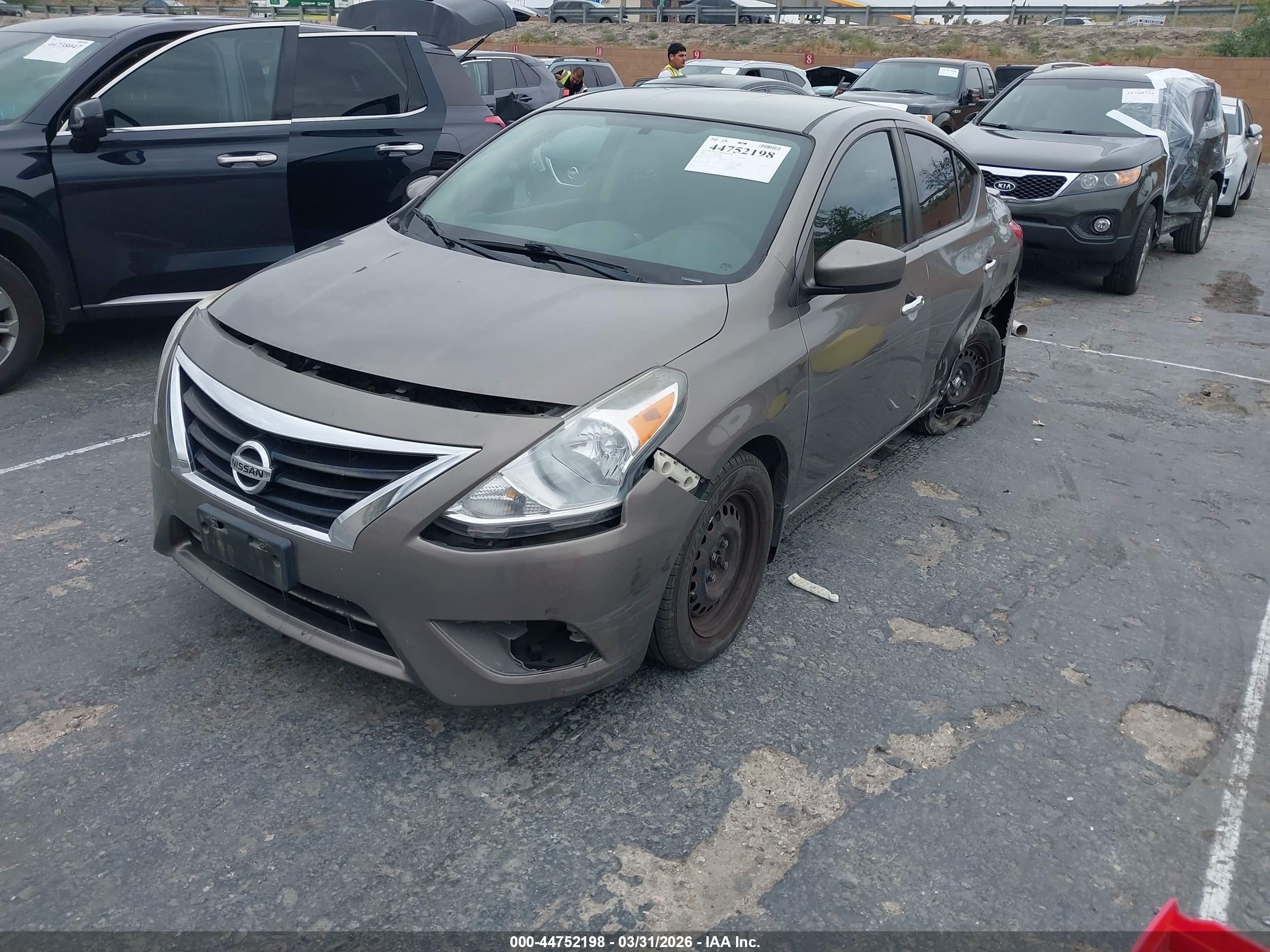NISSAN VERSA image 2