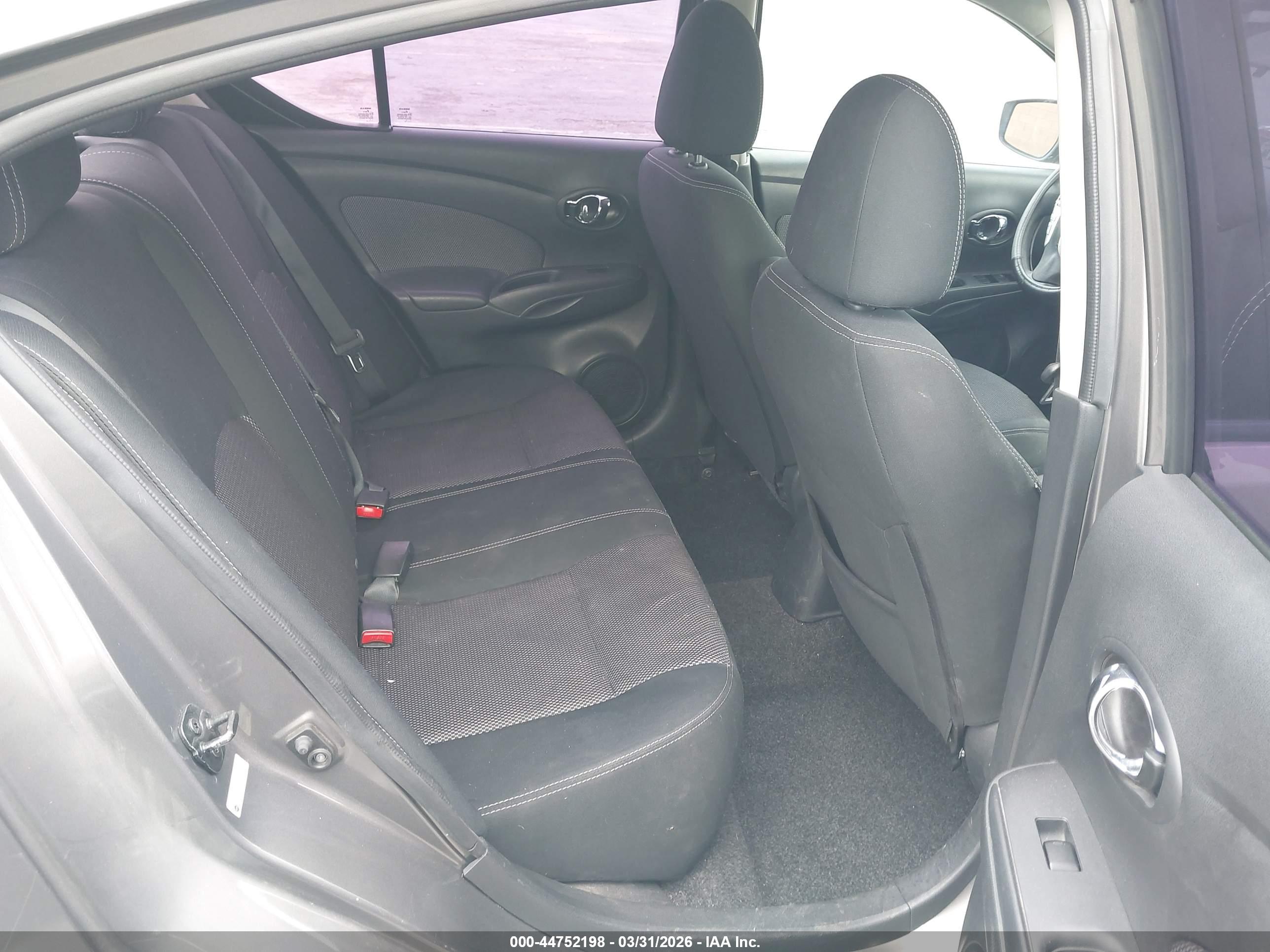 NISSAN VERSA image 8