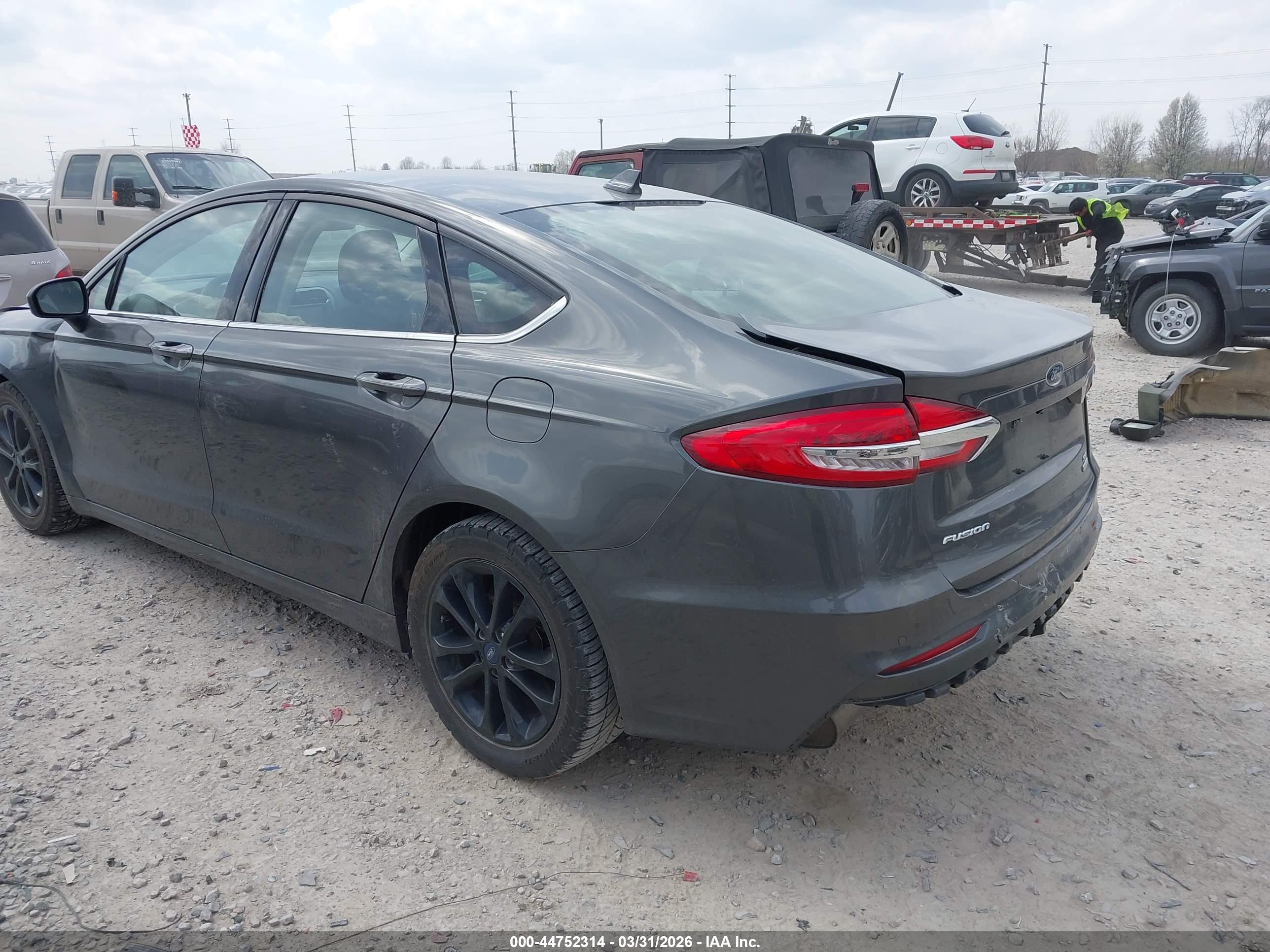 FORD FUSION image 3