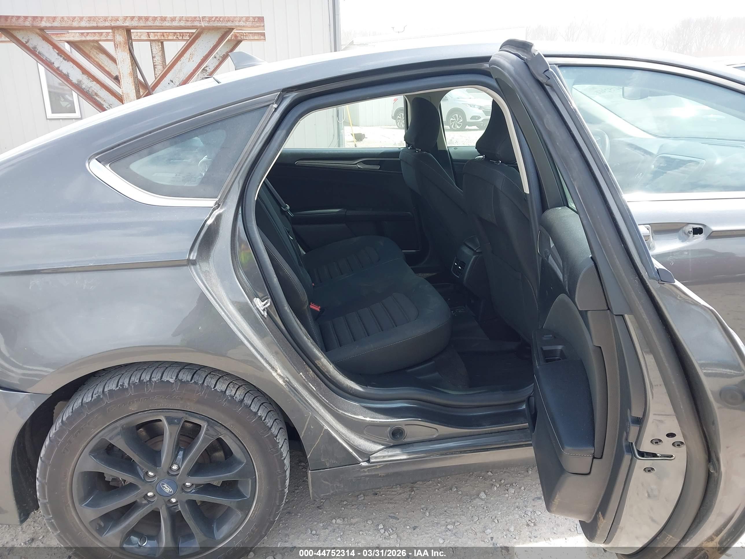 FORD FUSION image 8