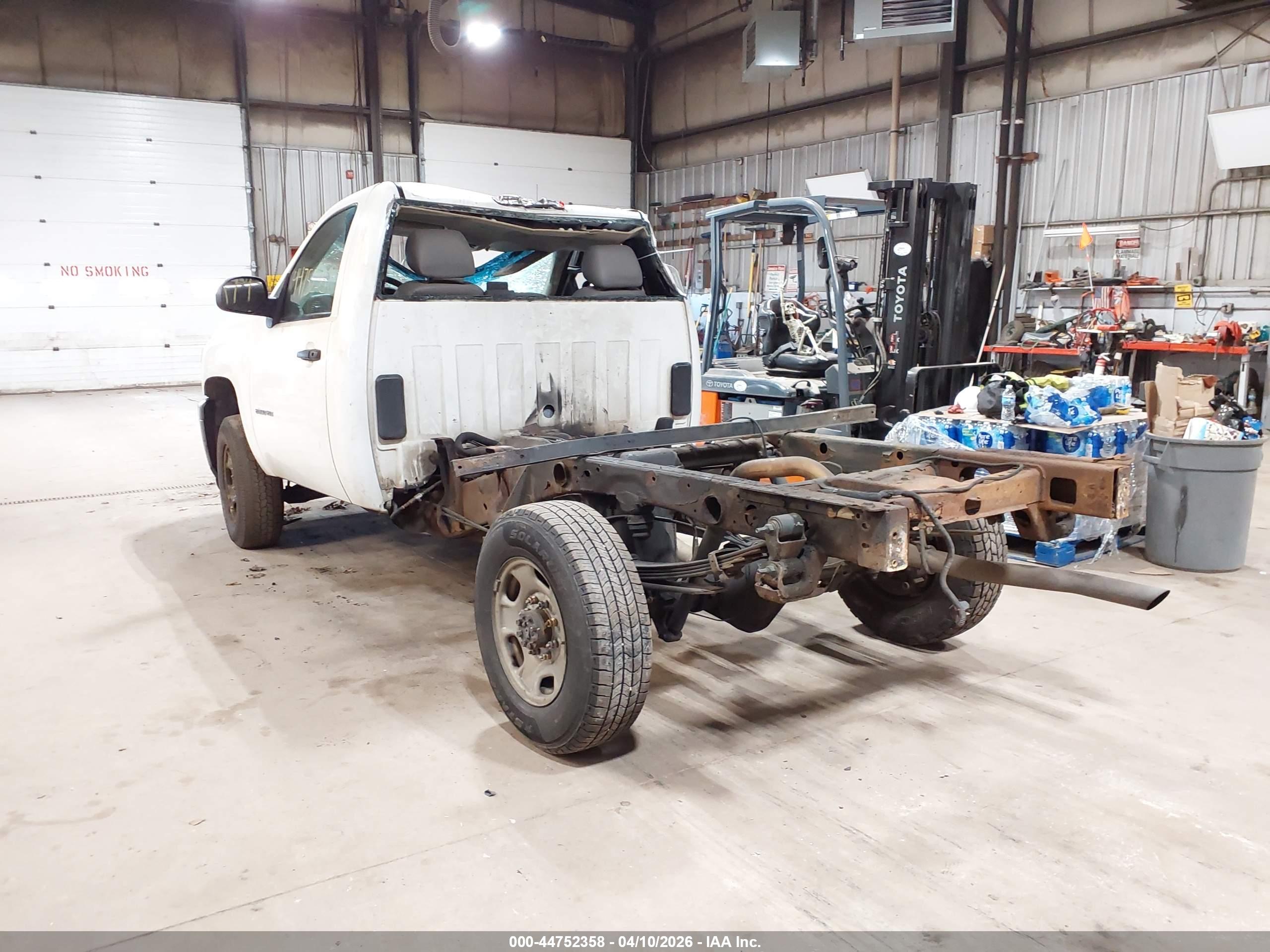 CHEVROLET SILVERADO image 3