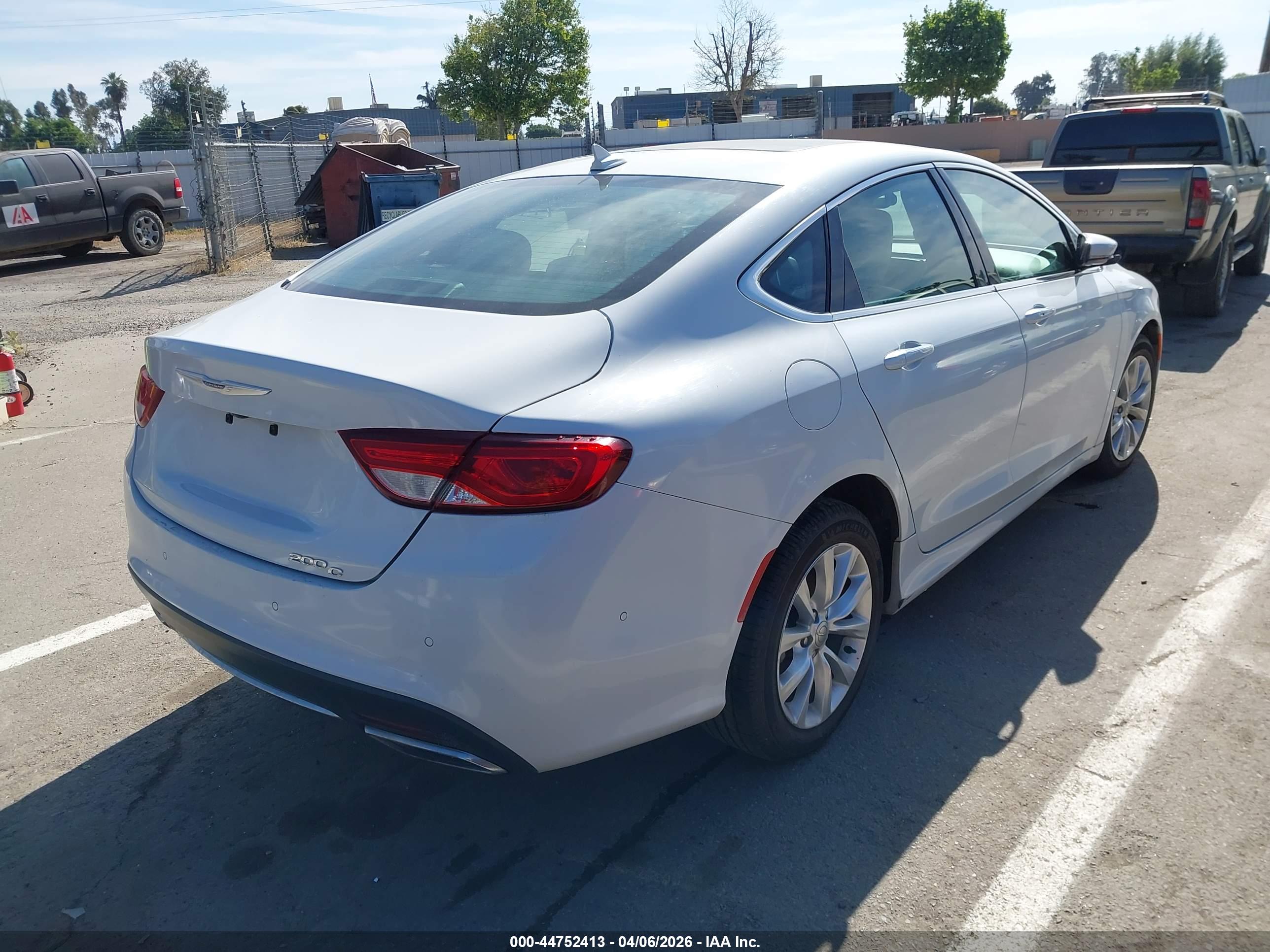 CHRYSLER 200 image 4