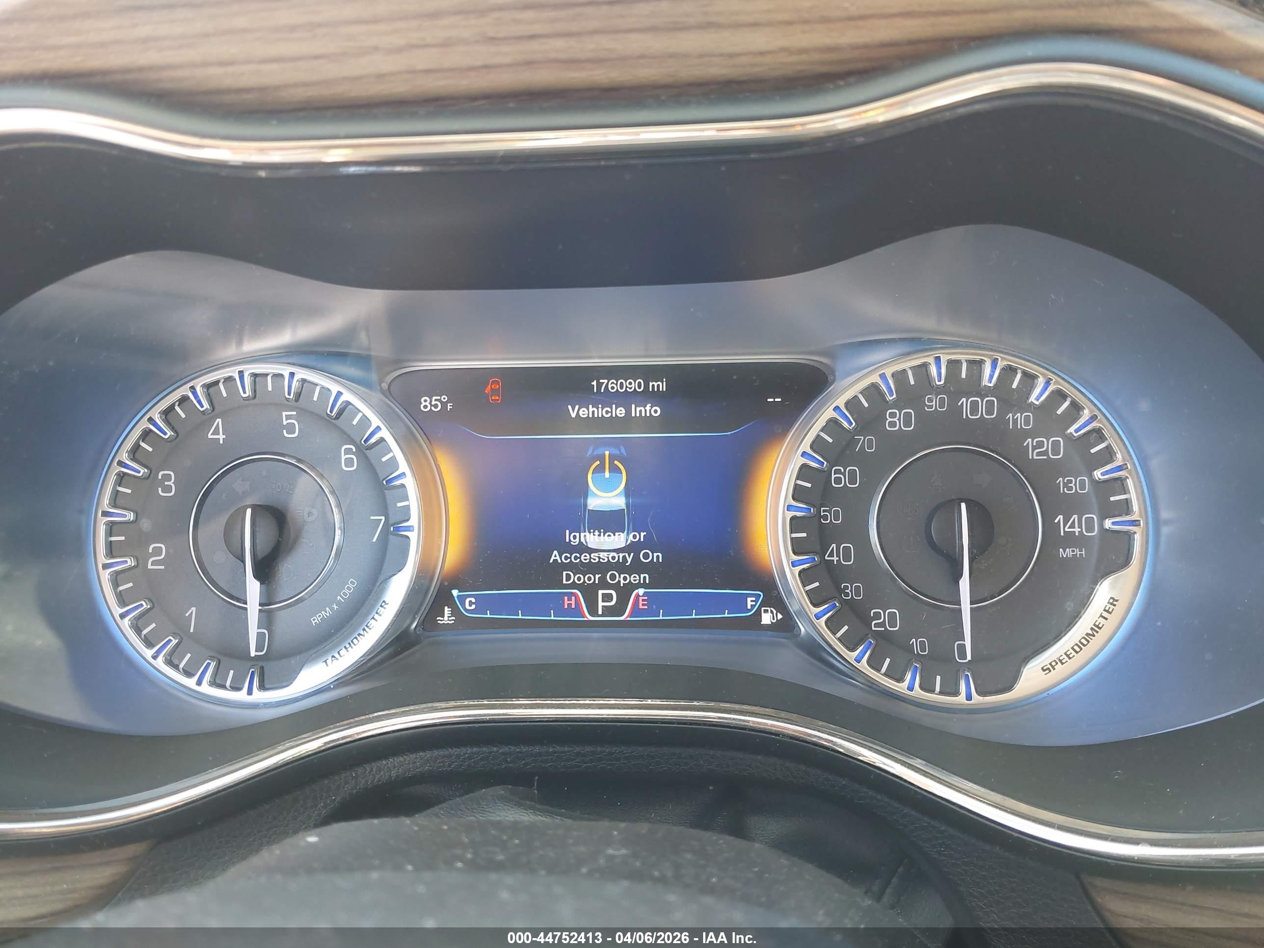 CHRYSLER 200 image 7