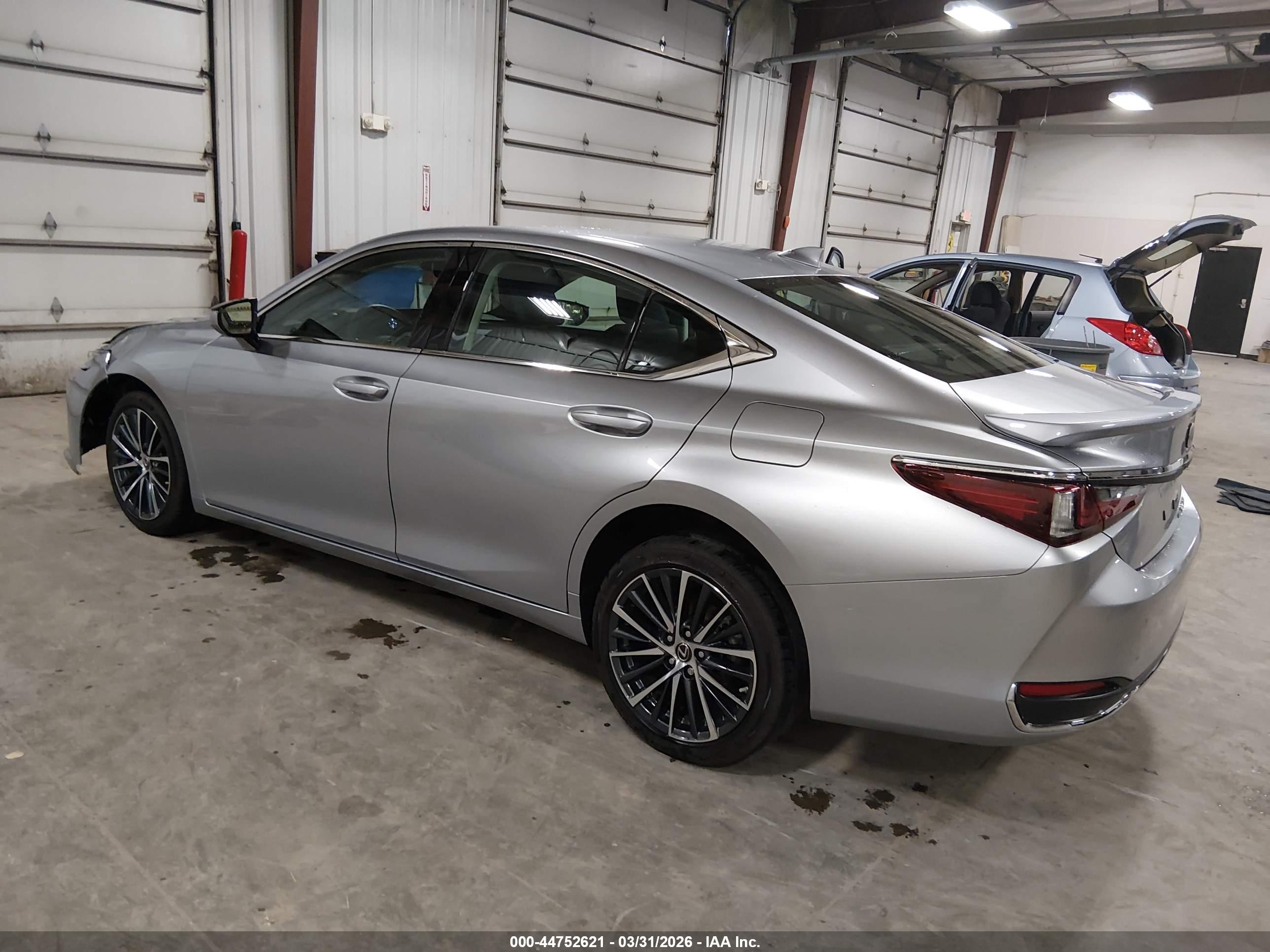 LEXUS ES image 3