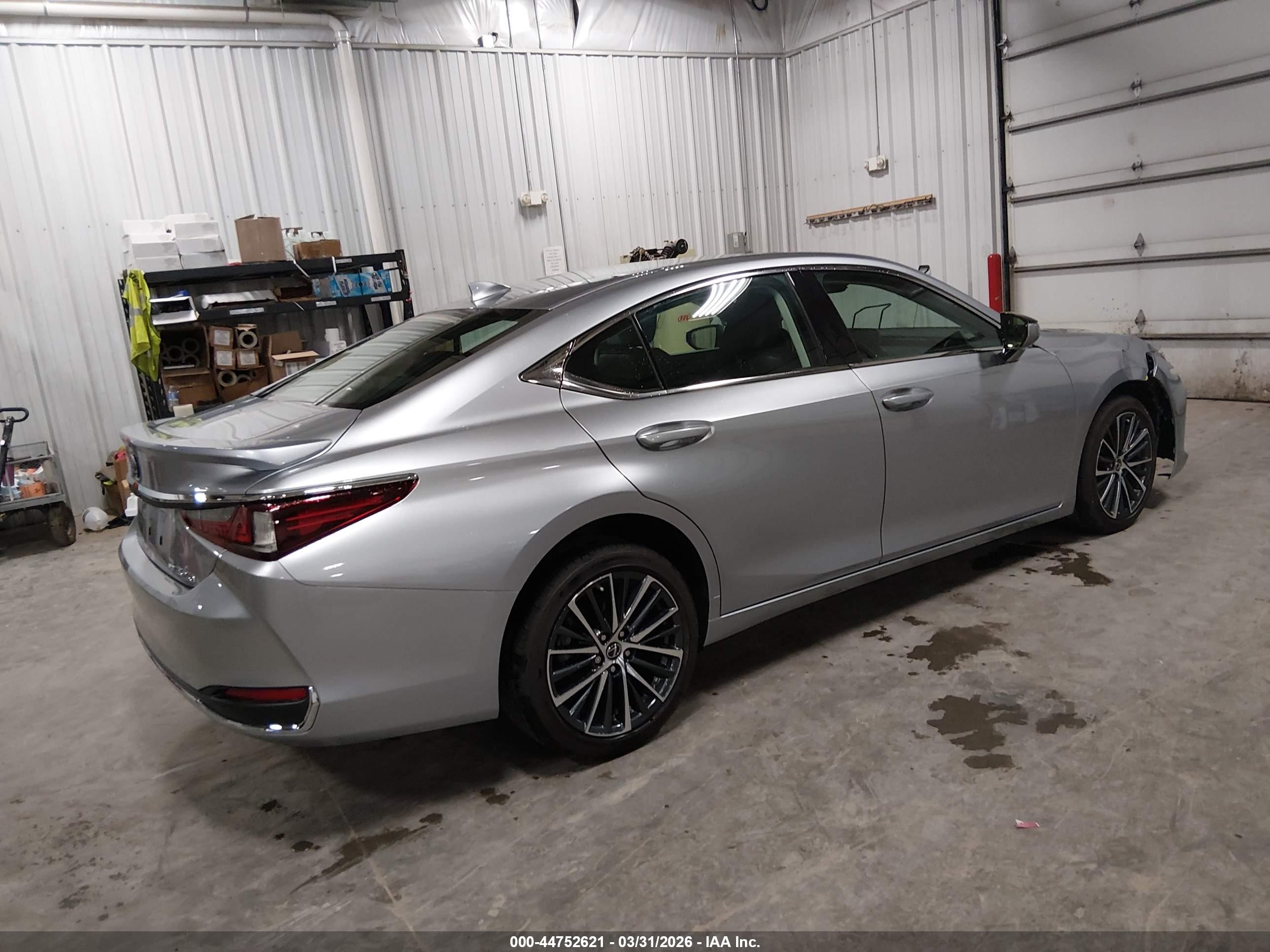 LEXUS ES image 4