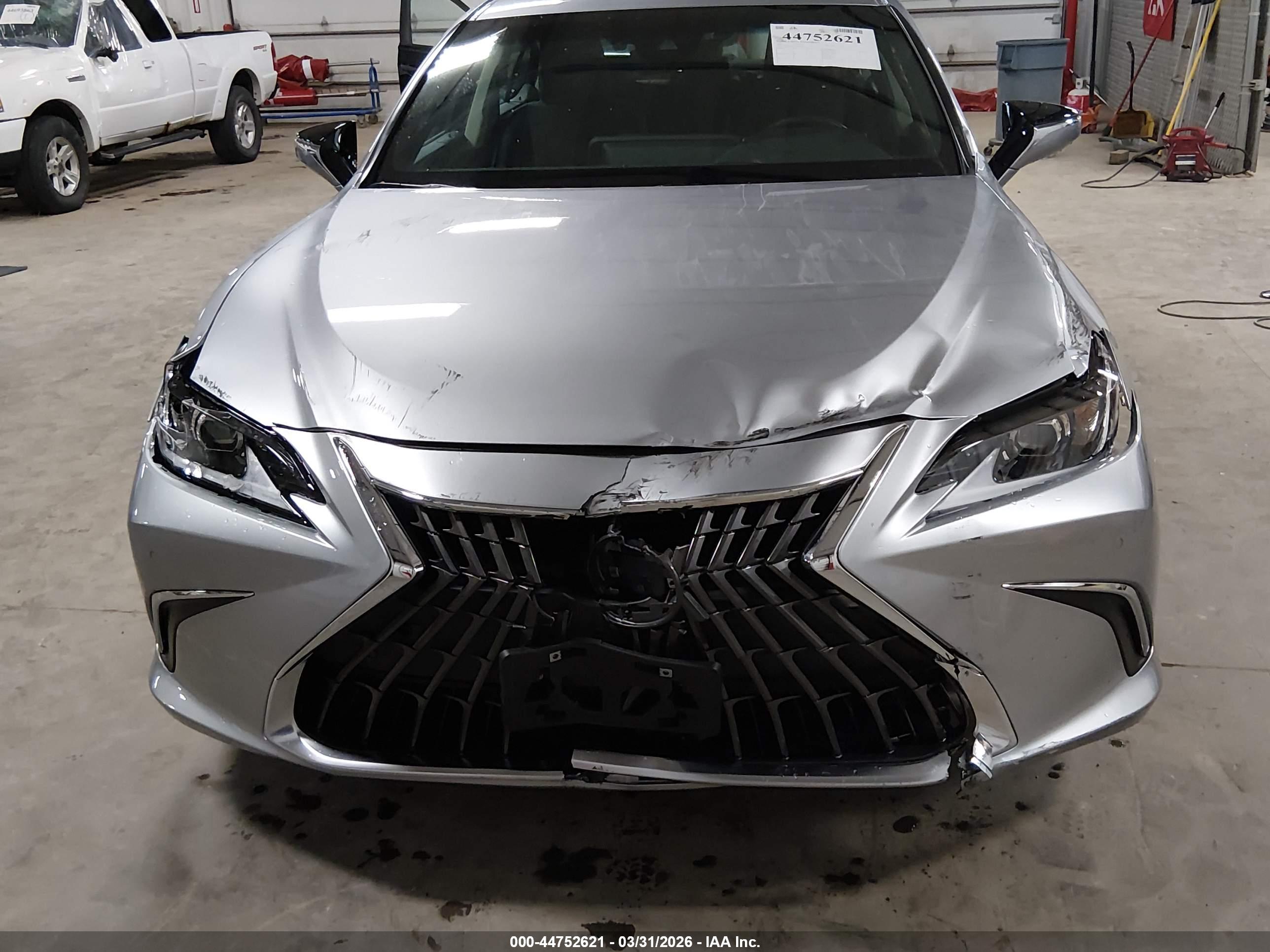 LEXUS ES image 6