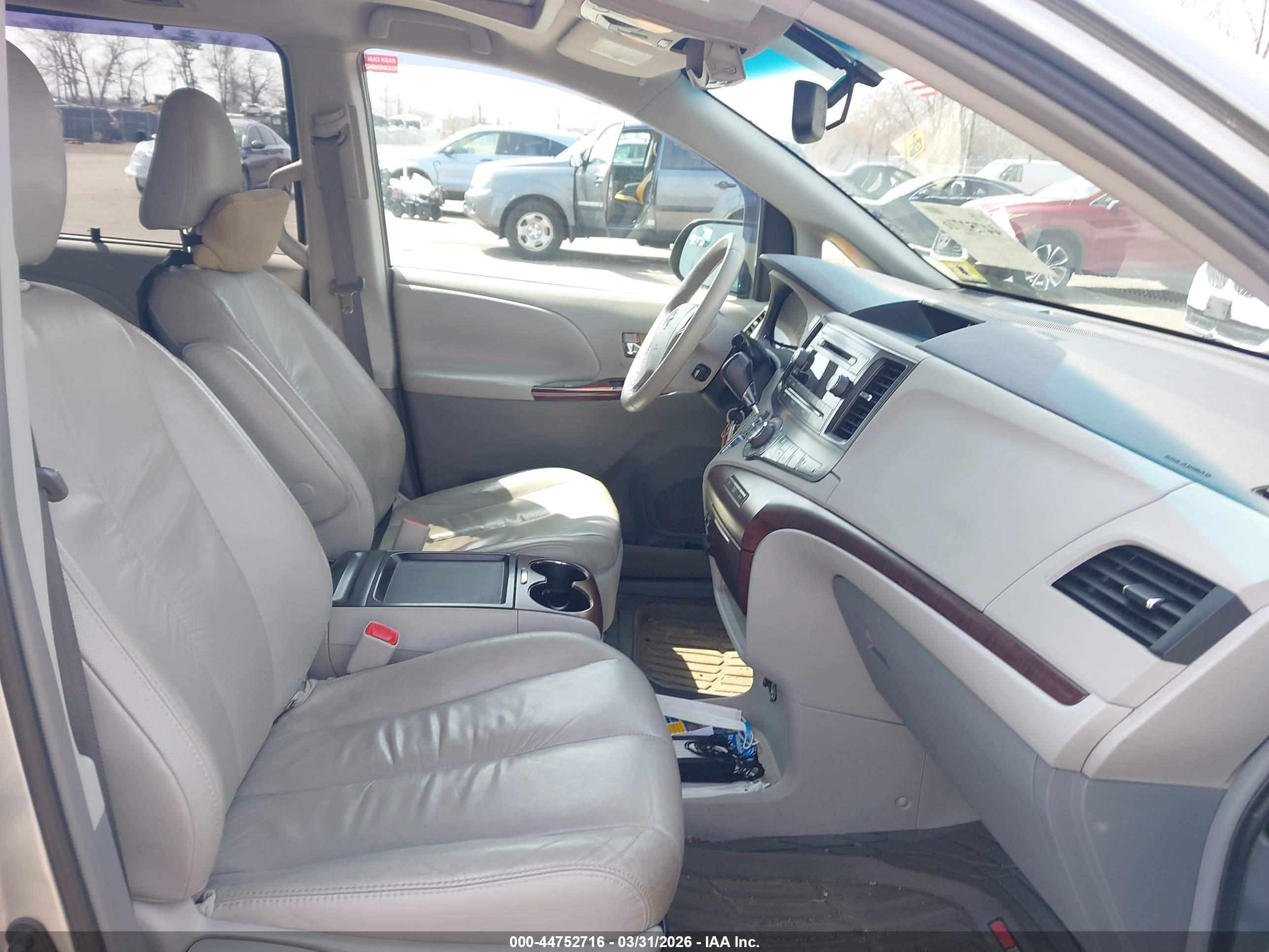 TOYOTA SIENNA image 5