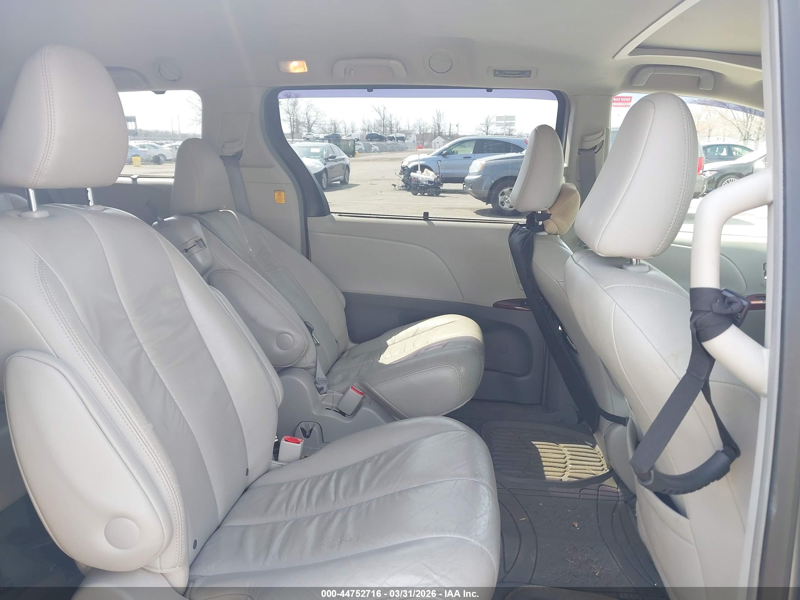 TOYOTA SIENNA image 8