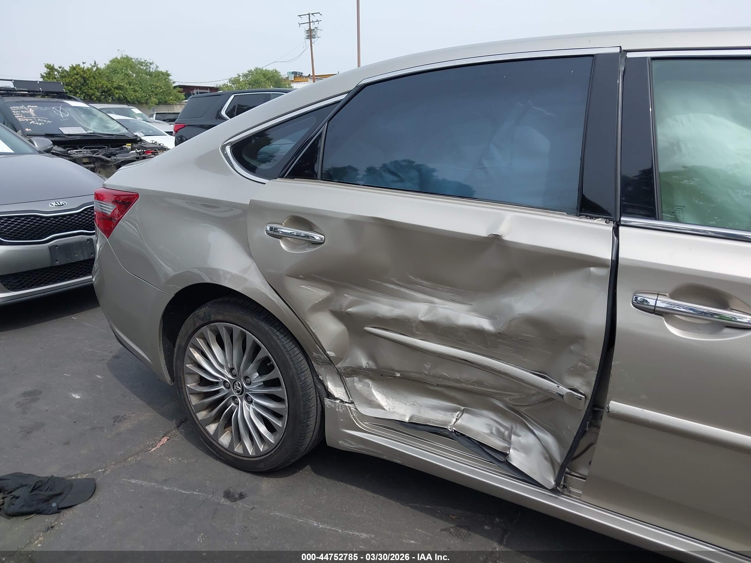 TOYOTA AVALON image 6