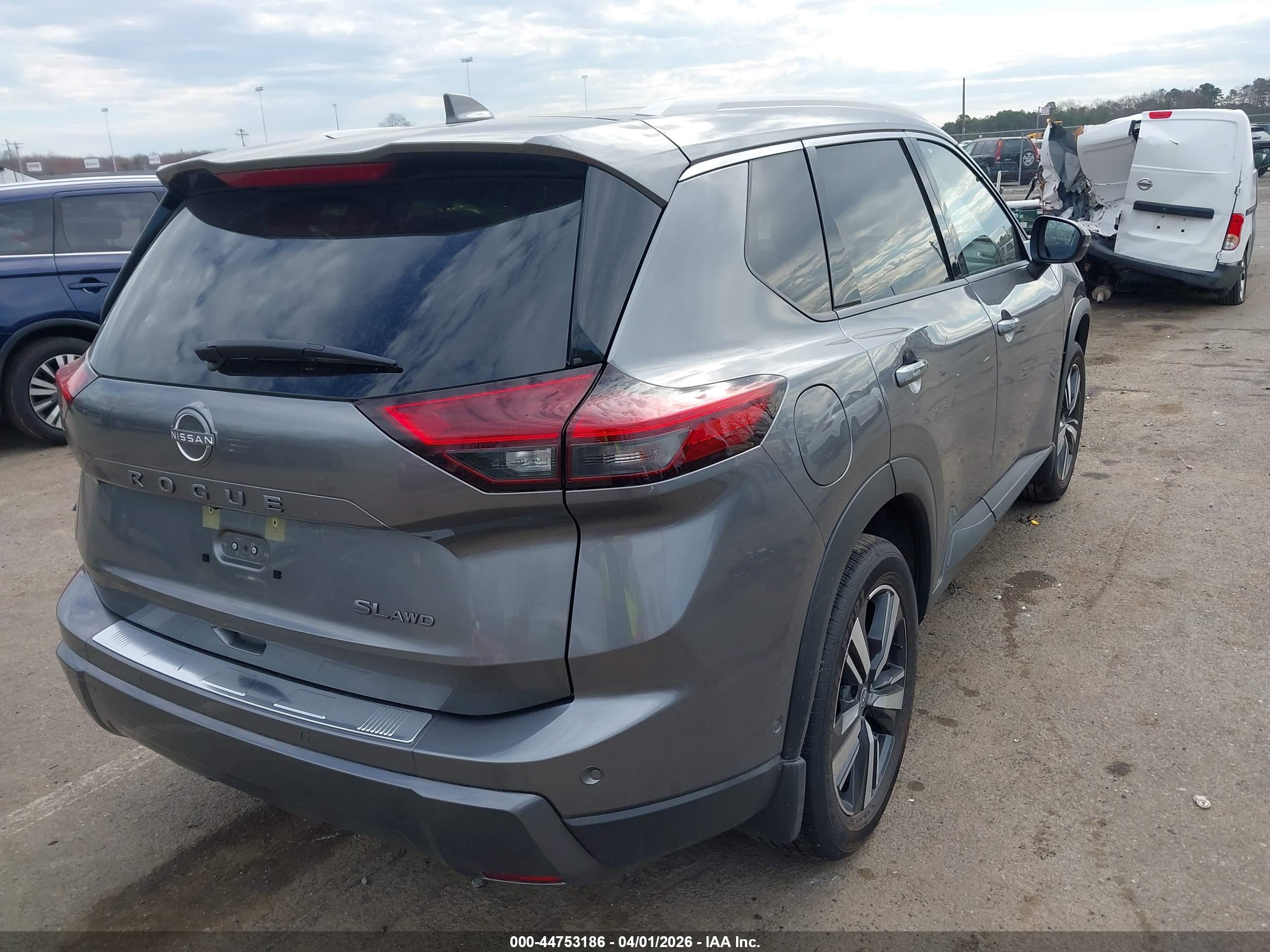 NISSAN ROGUE image 4