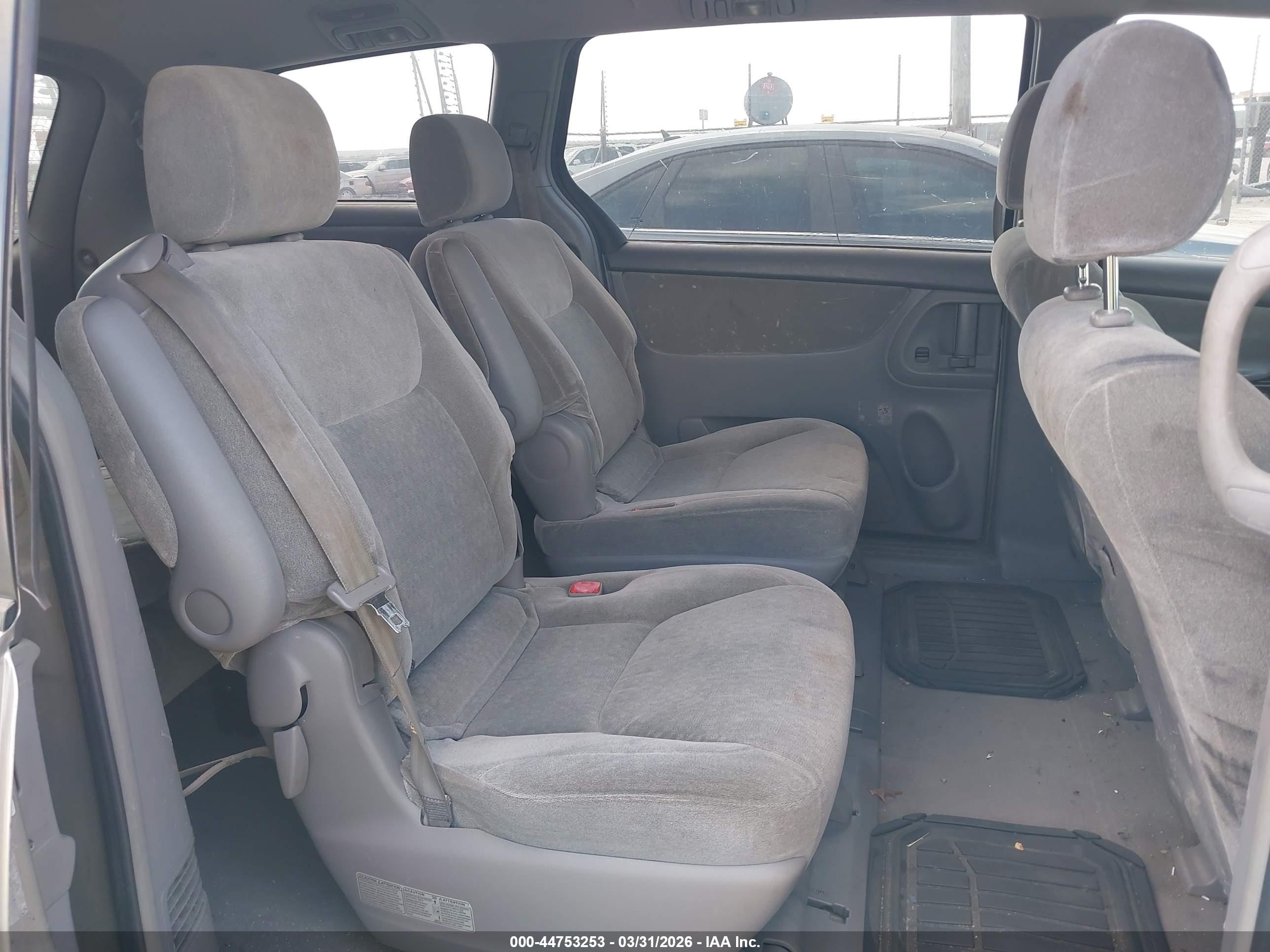 TOYOTA SIENNA image 8