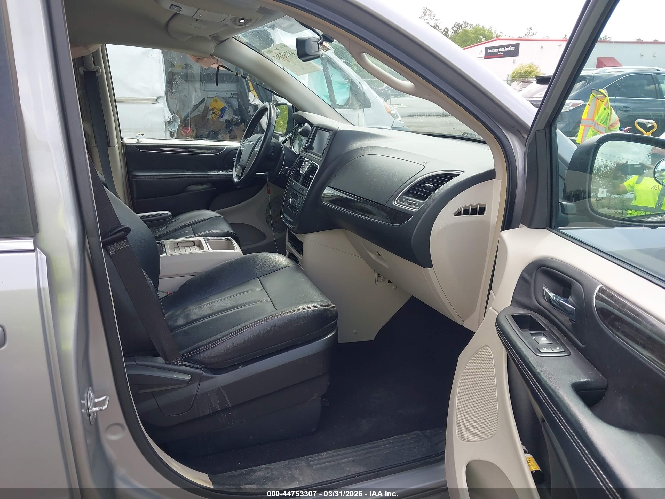 CHRYSLER TOWN image 5