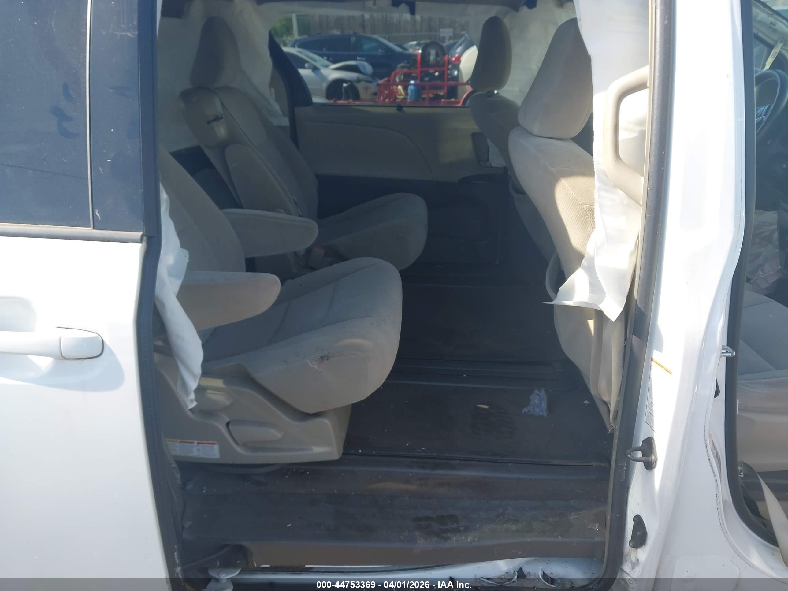 TOYOTA SIENNA image 8