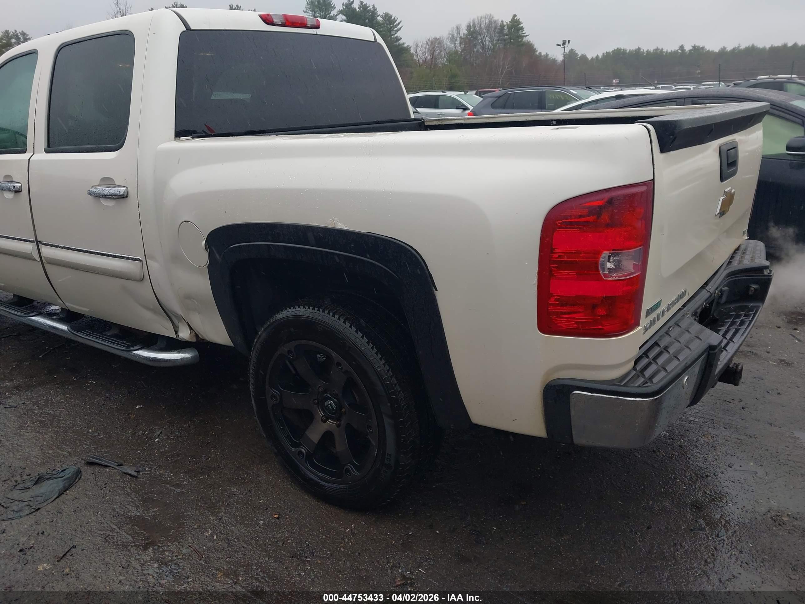 CHEVROLET SILVERADO image 3