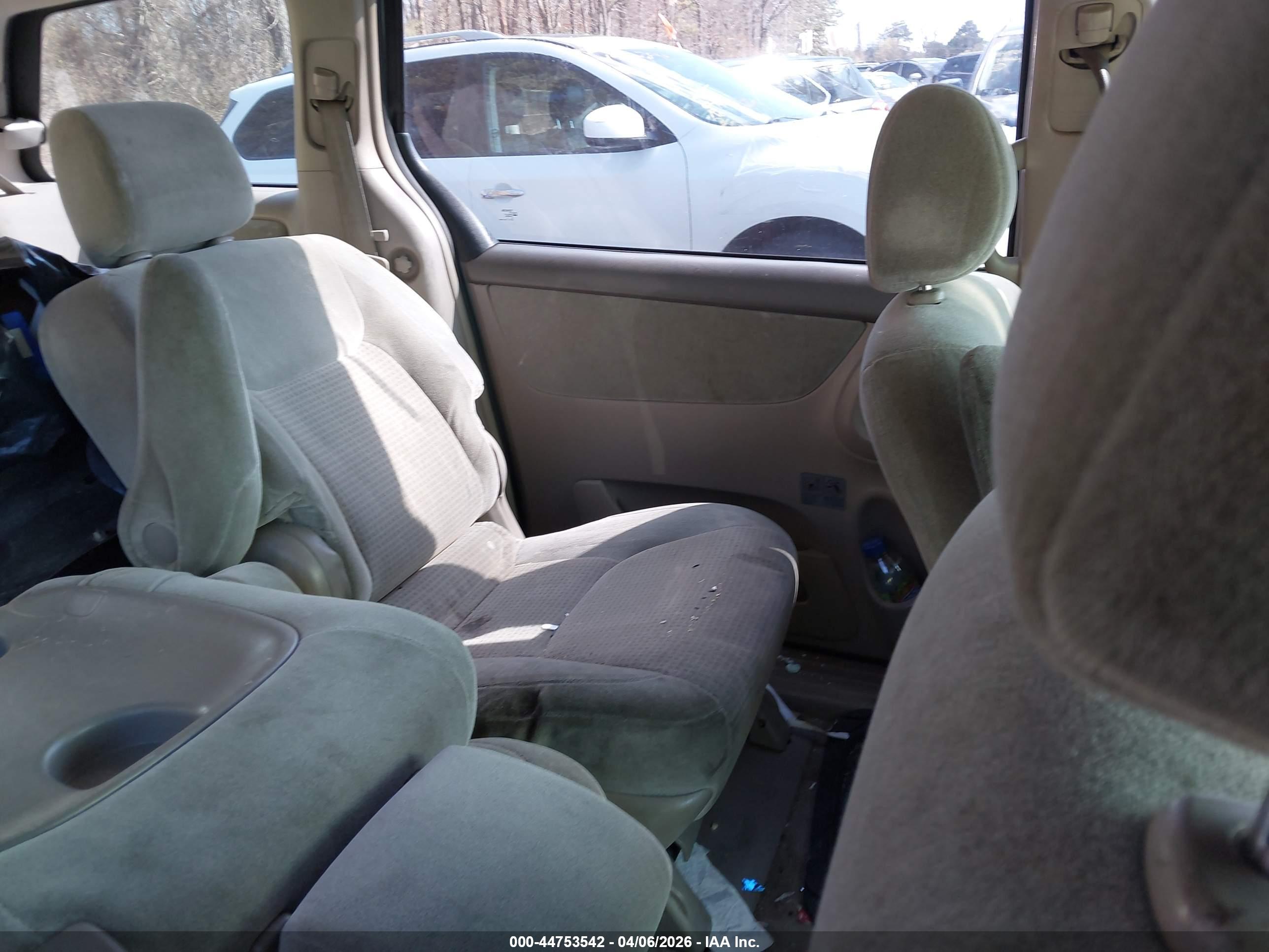 TOYOTA SIENNA image 8