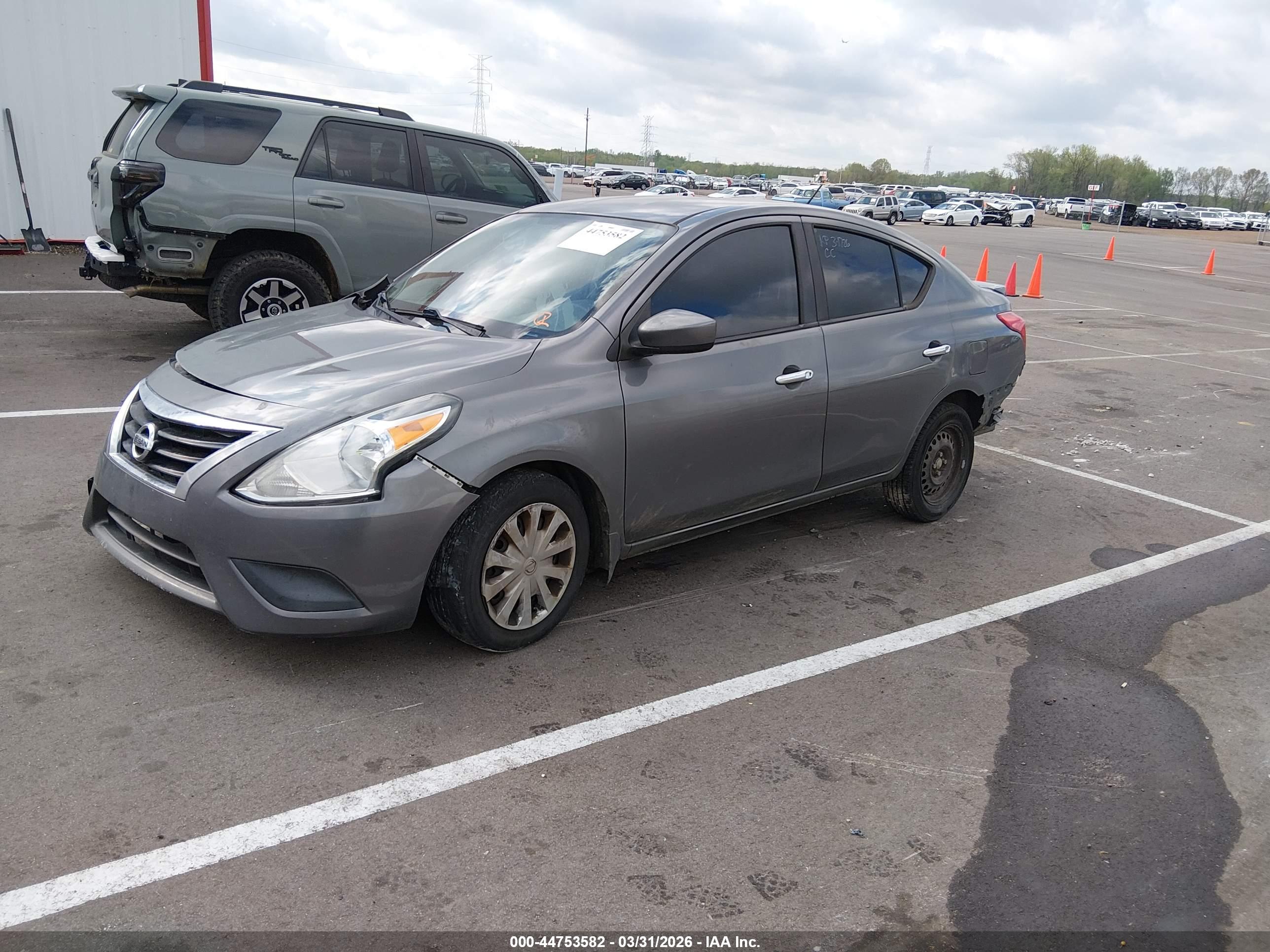 NISSAN VERSA image 2
