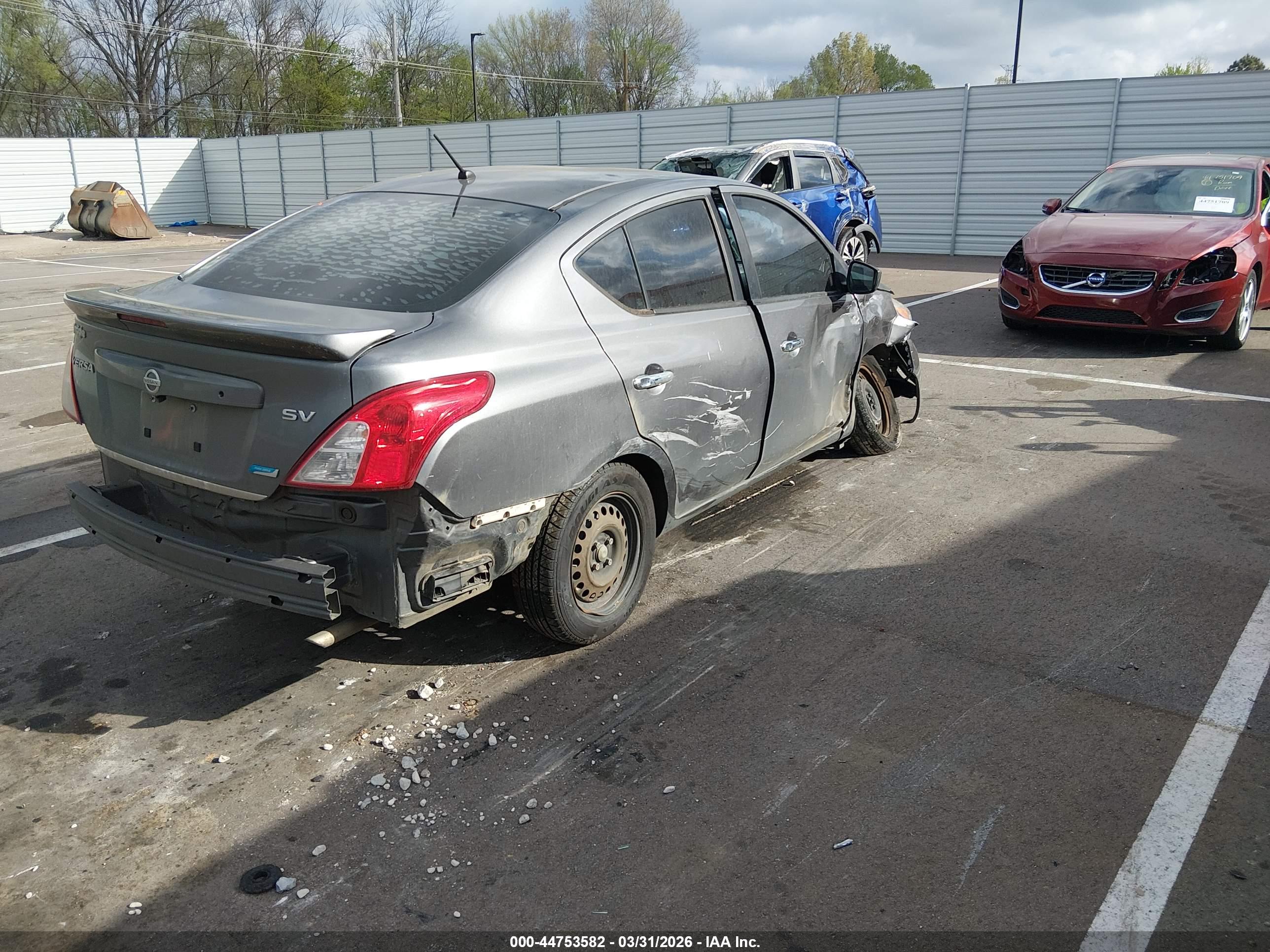 NISSAN VERSA image 4