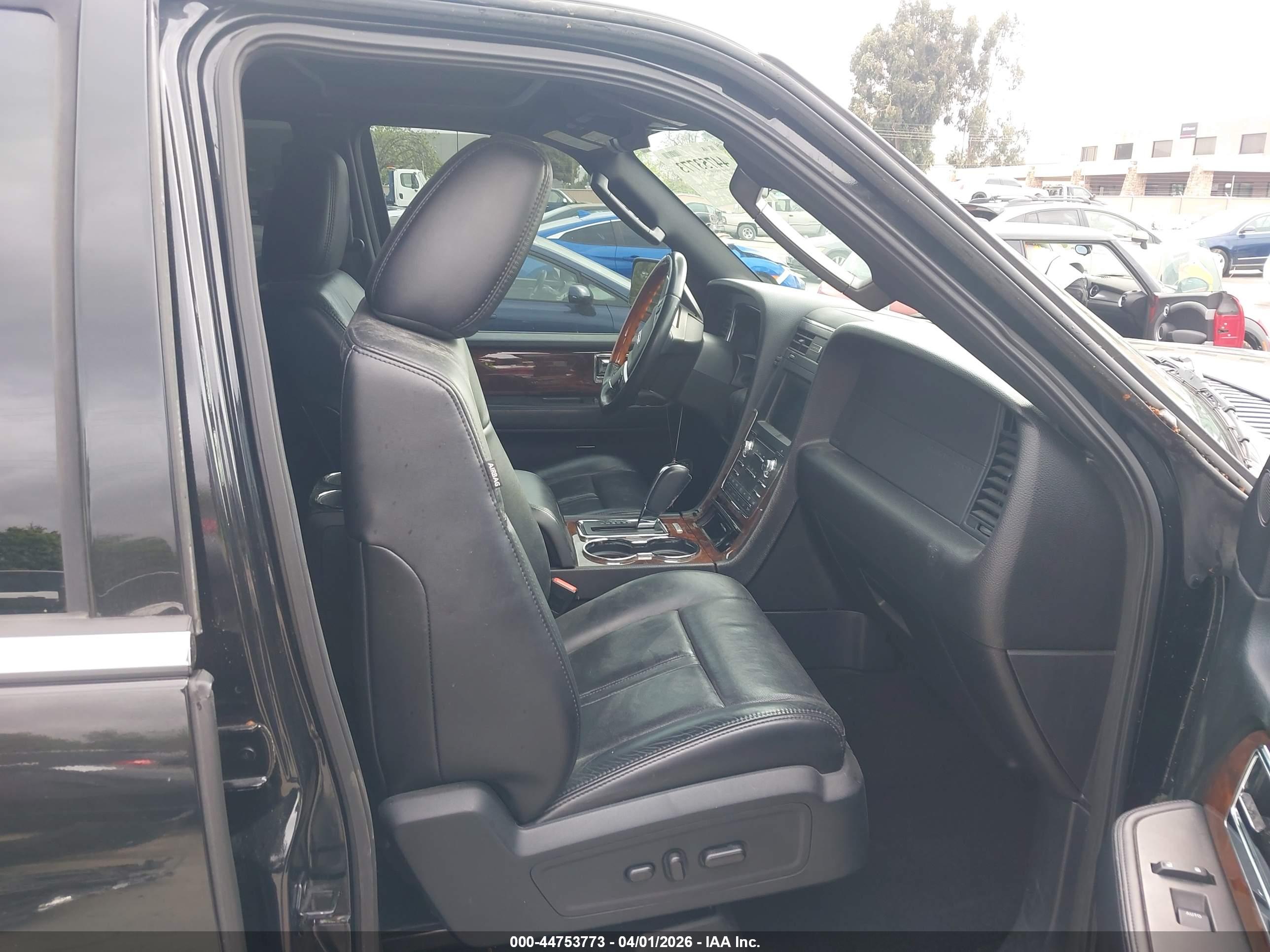 LINCOLN NAVIGATOR image 5
