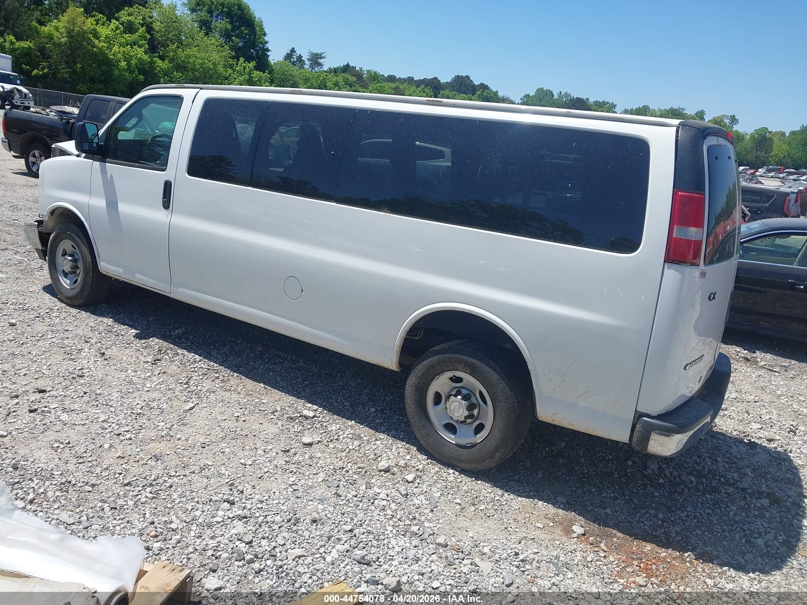 CHEVROLET EXPRESS image 3