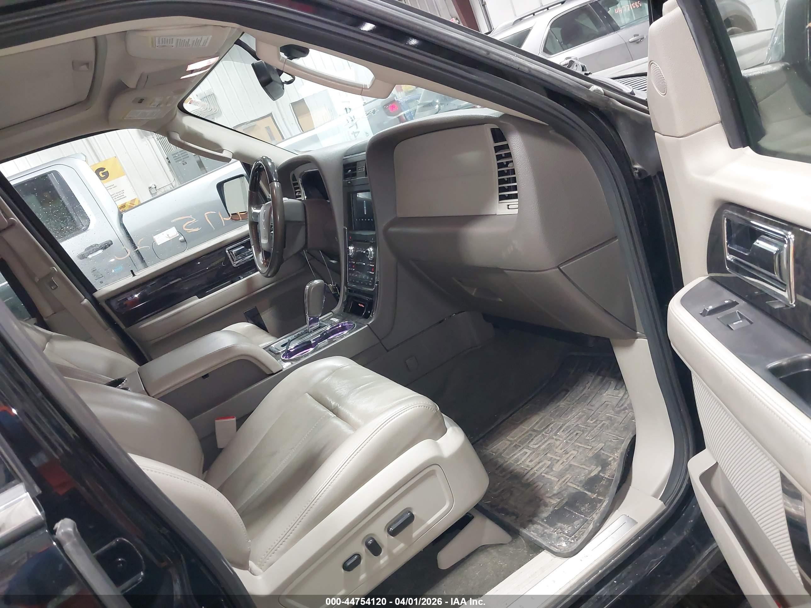 LINCOLN NAVIGATOR image 5